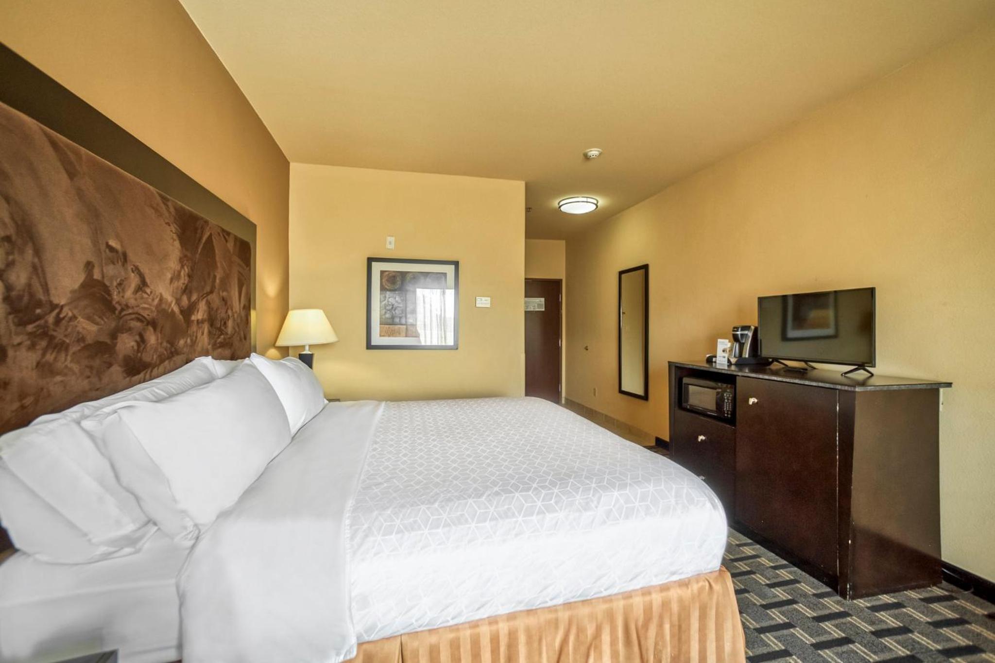 Standard King Room - Photo 6
