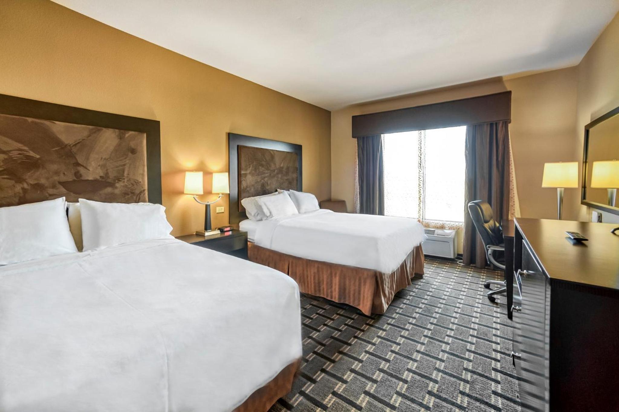 Standard Queen Room with Two Queen Beds - Extra Floor Space - Photo 15