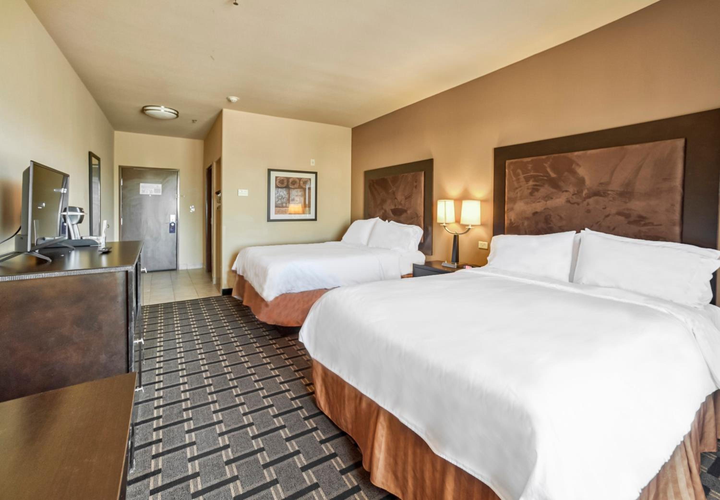 Standard Queen Room with Two Queen Beds - Extra Floor Space - Photo 13