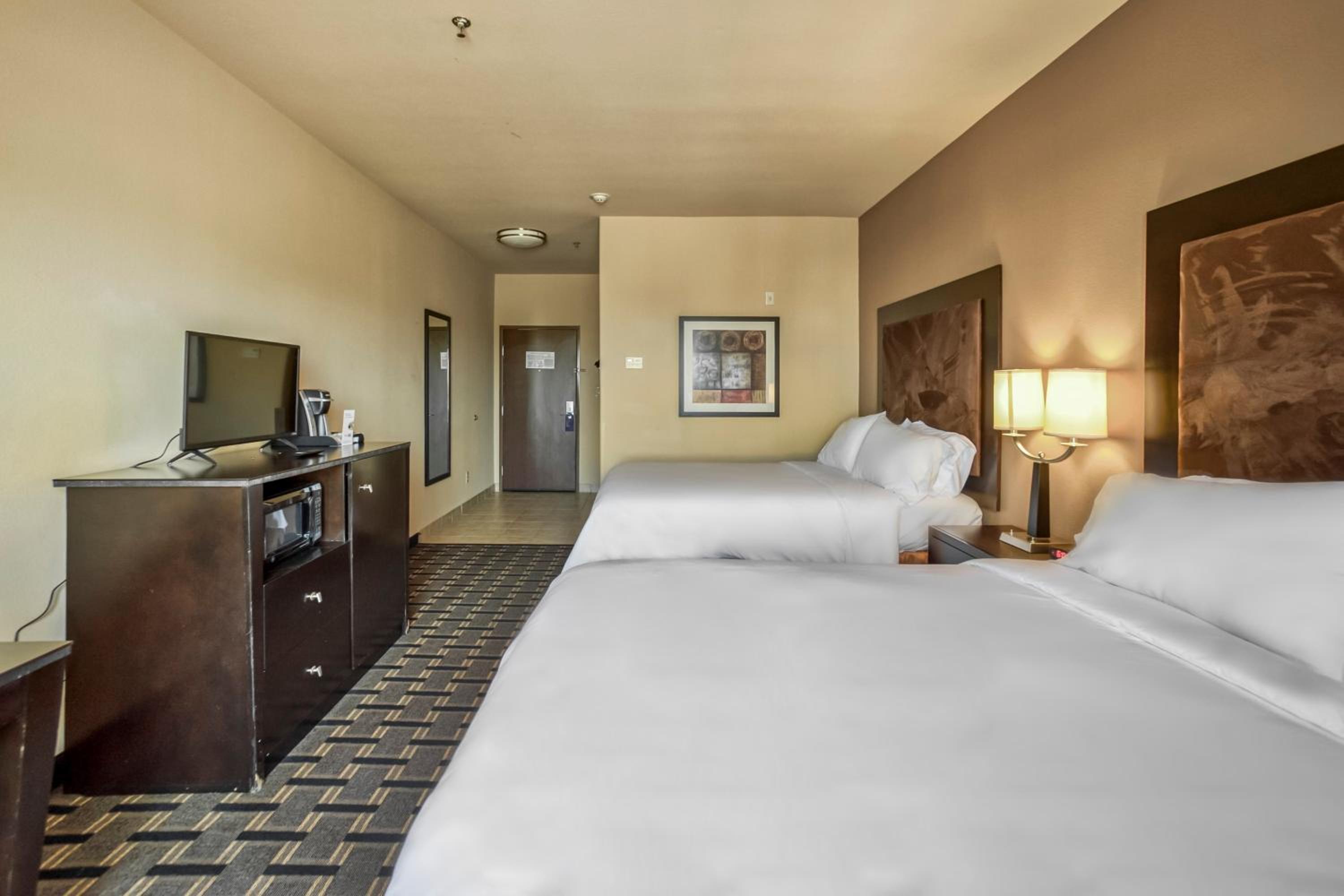 Standard Queen Room with Two Queen Beds - Extra Floor Space - Photo 14