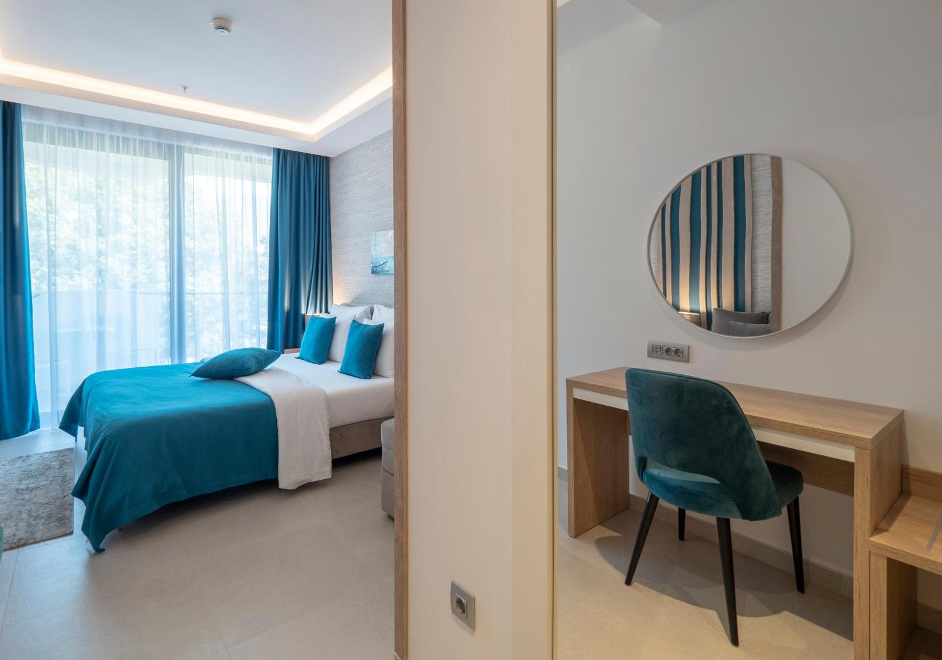 Superior Double Room with Double Bed or with 2 Single Beds and Side Sea View photo 2