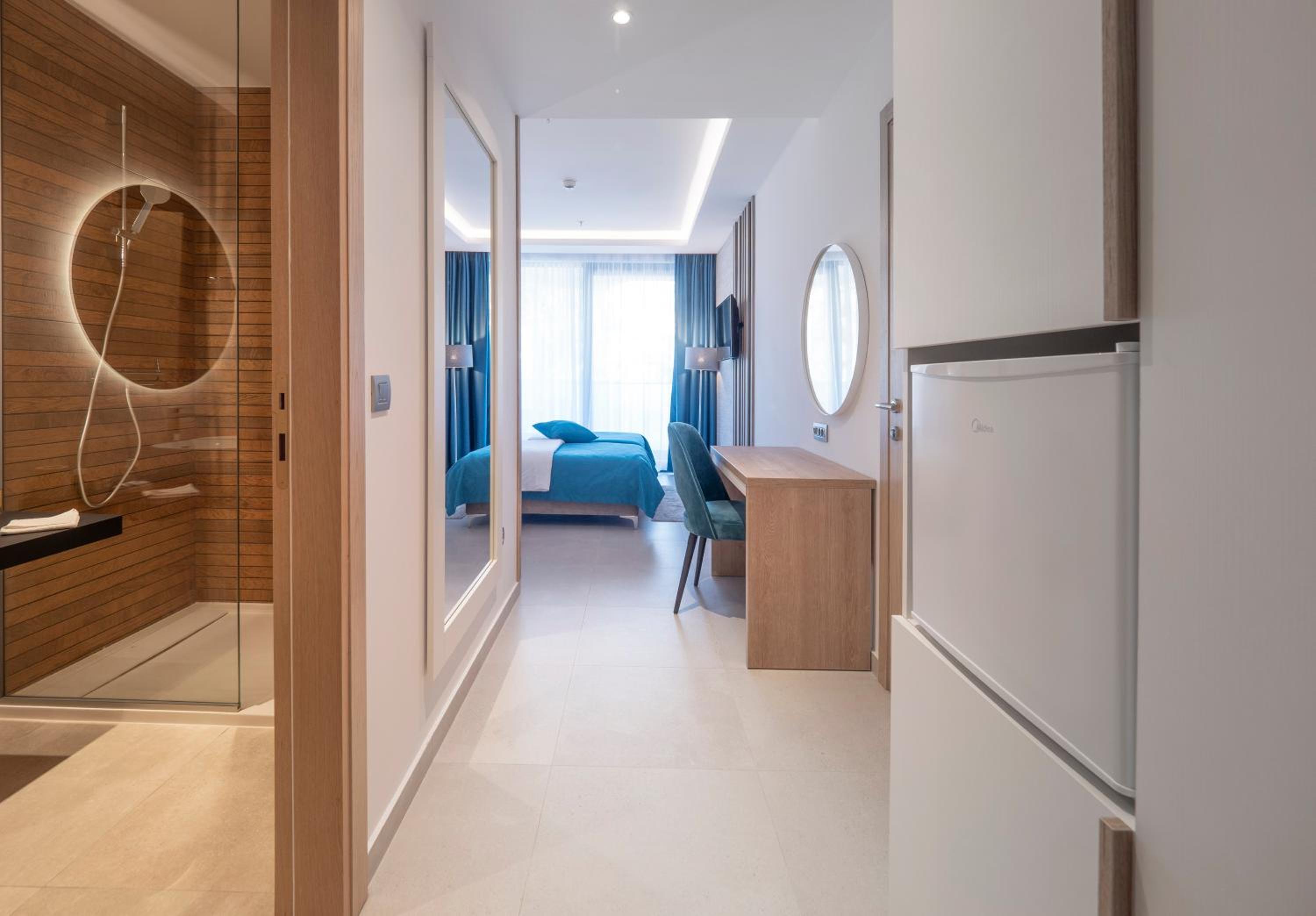 Superior Double Room with Double Bed or with 2 Single Beds and Side Sea View photo 3