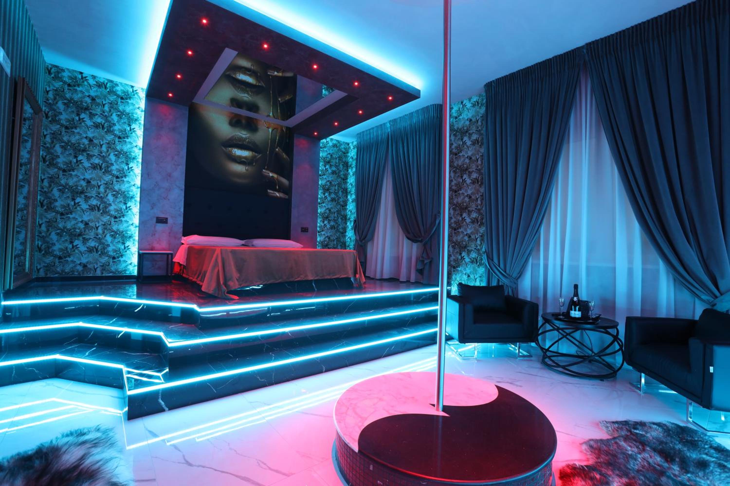Deluxe Suite with Spa Bath photo 3