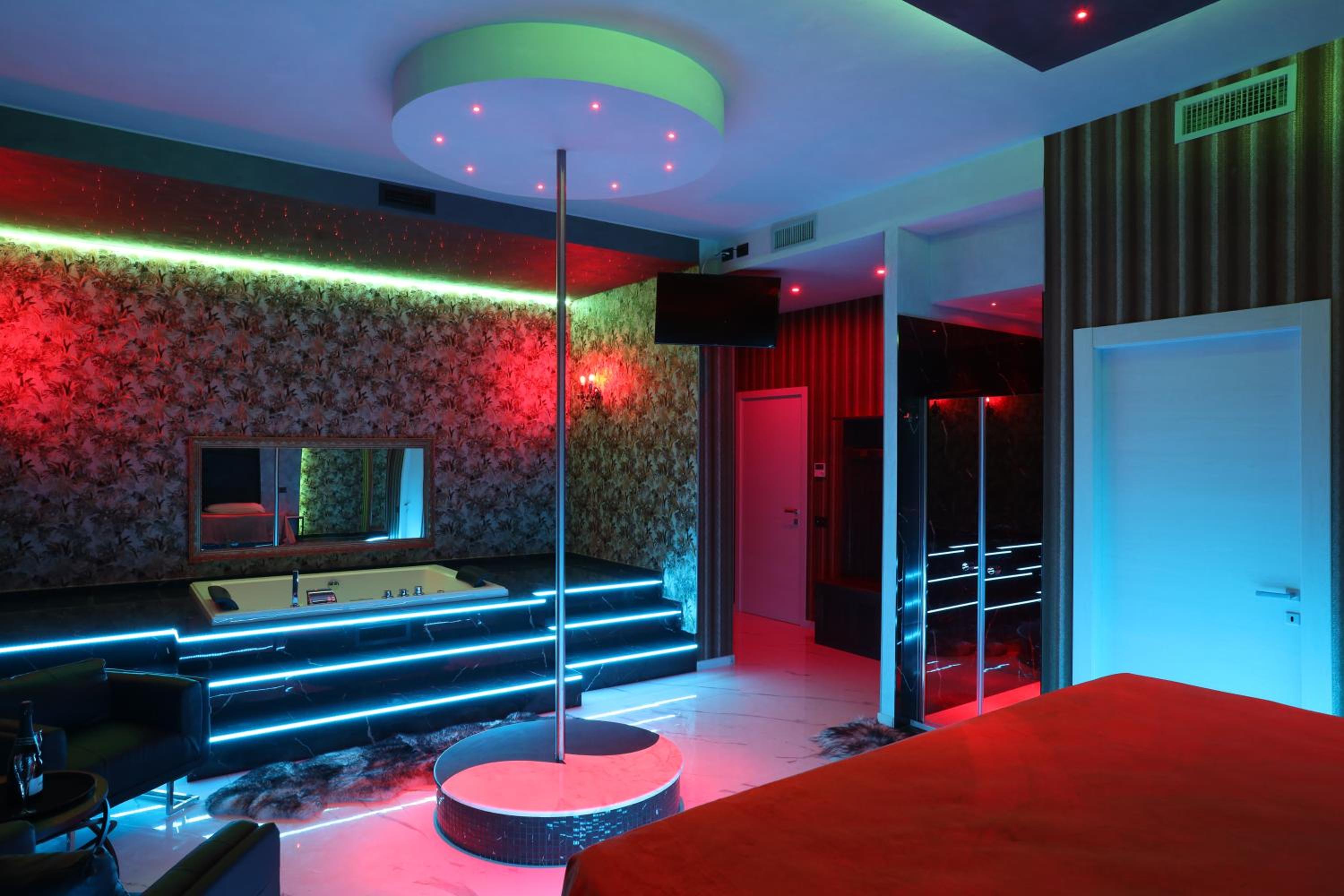 Deluxe Suite with Spa Bath photo 2