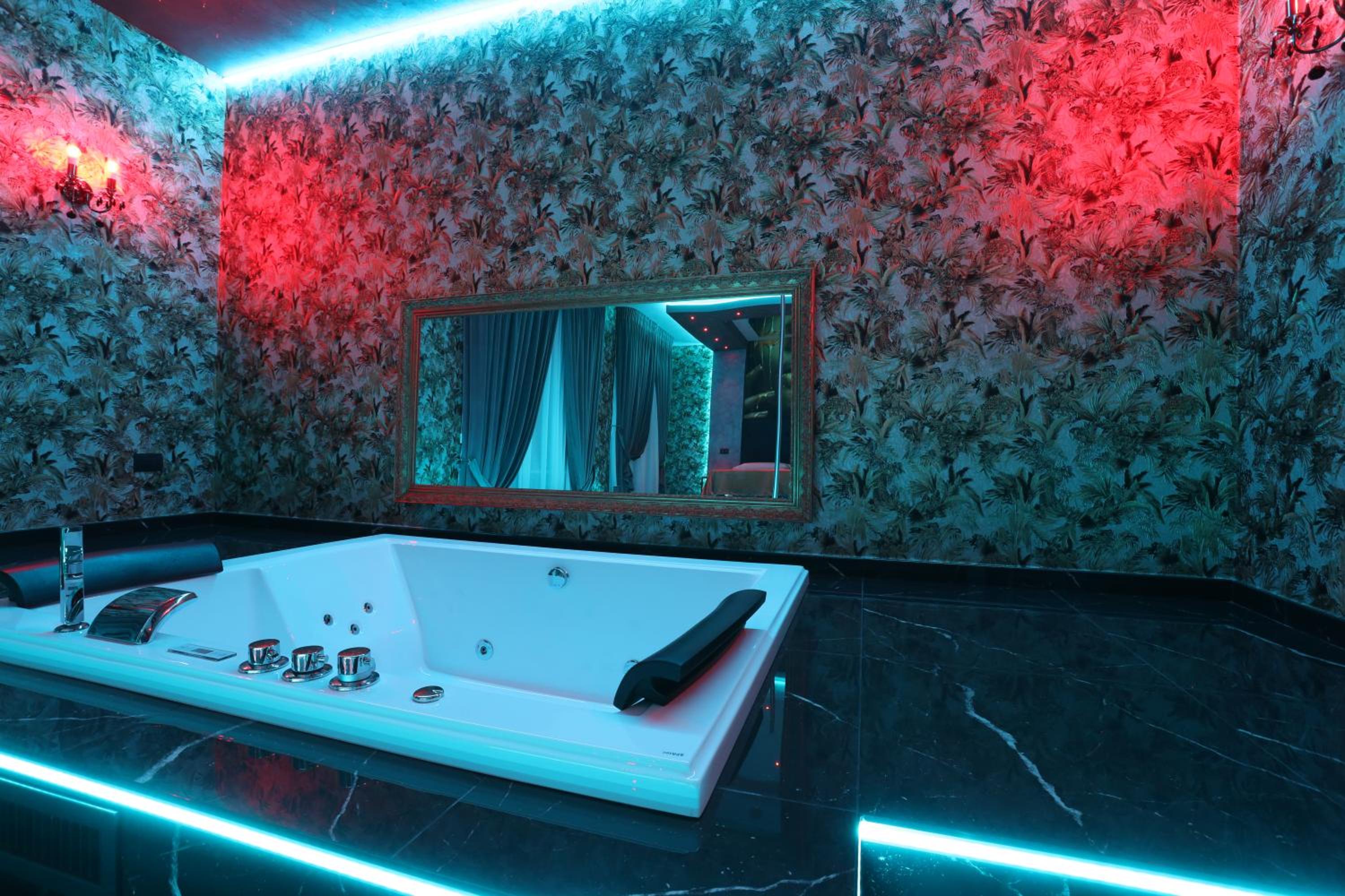 Deluxe Suite with Spa Bath photo 2