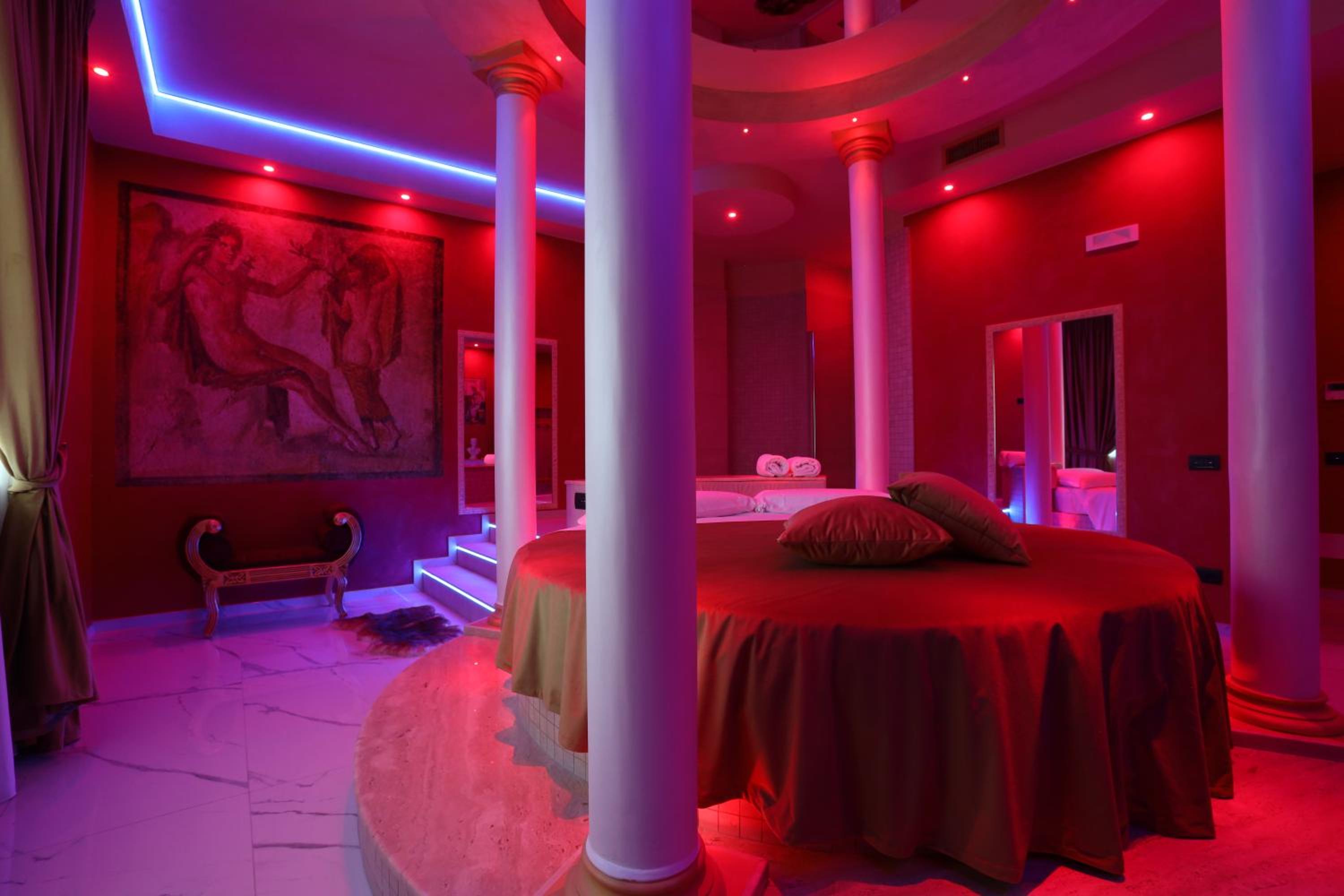 King Suite with Spa Bath photo 3