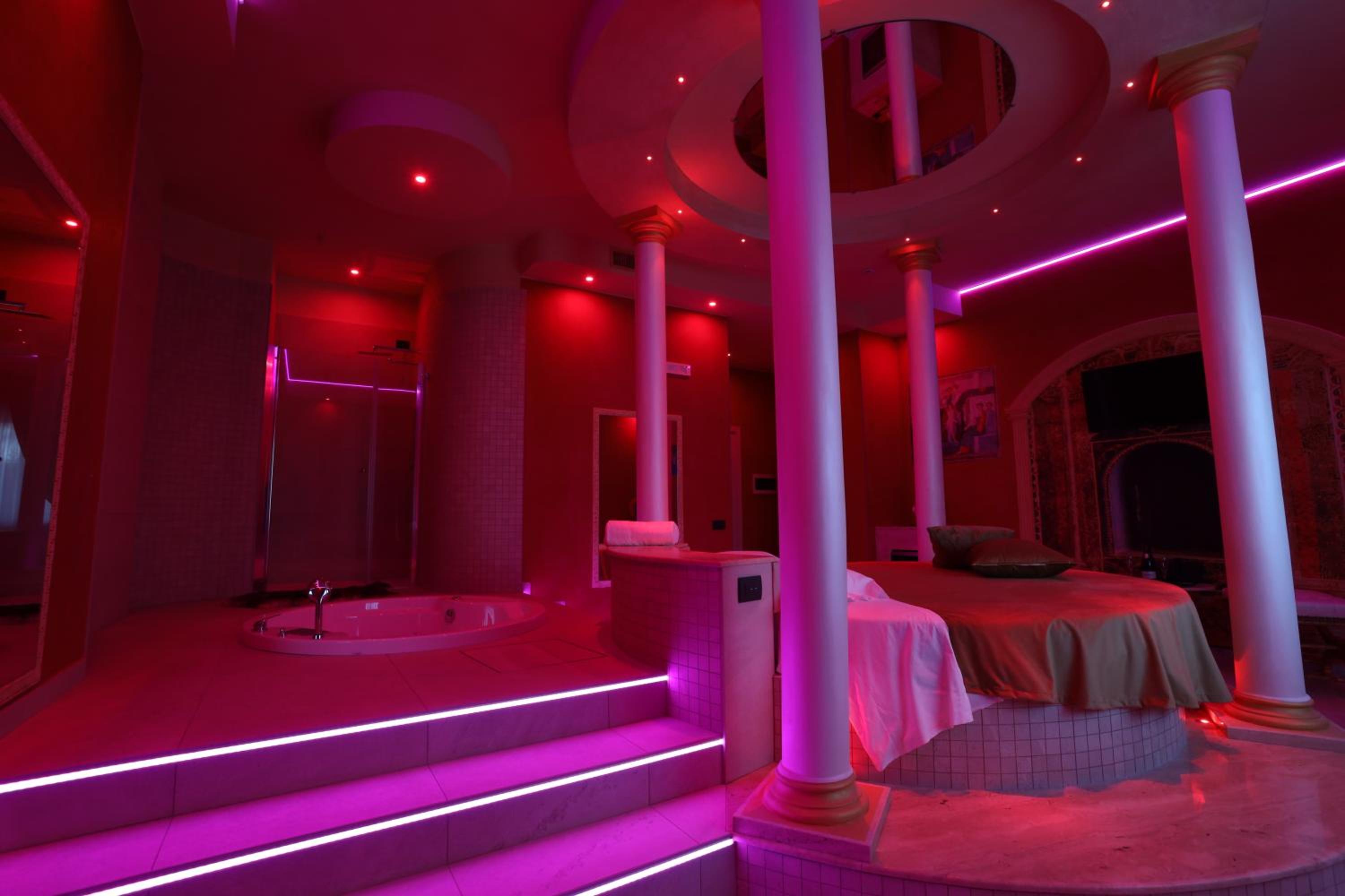 King Suite with Spa Bath photo 2