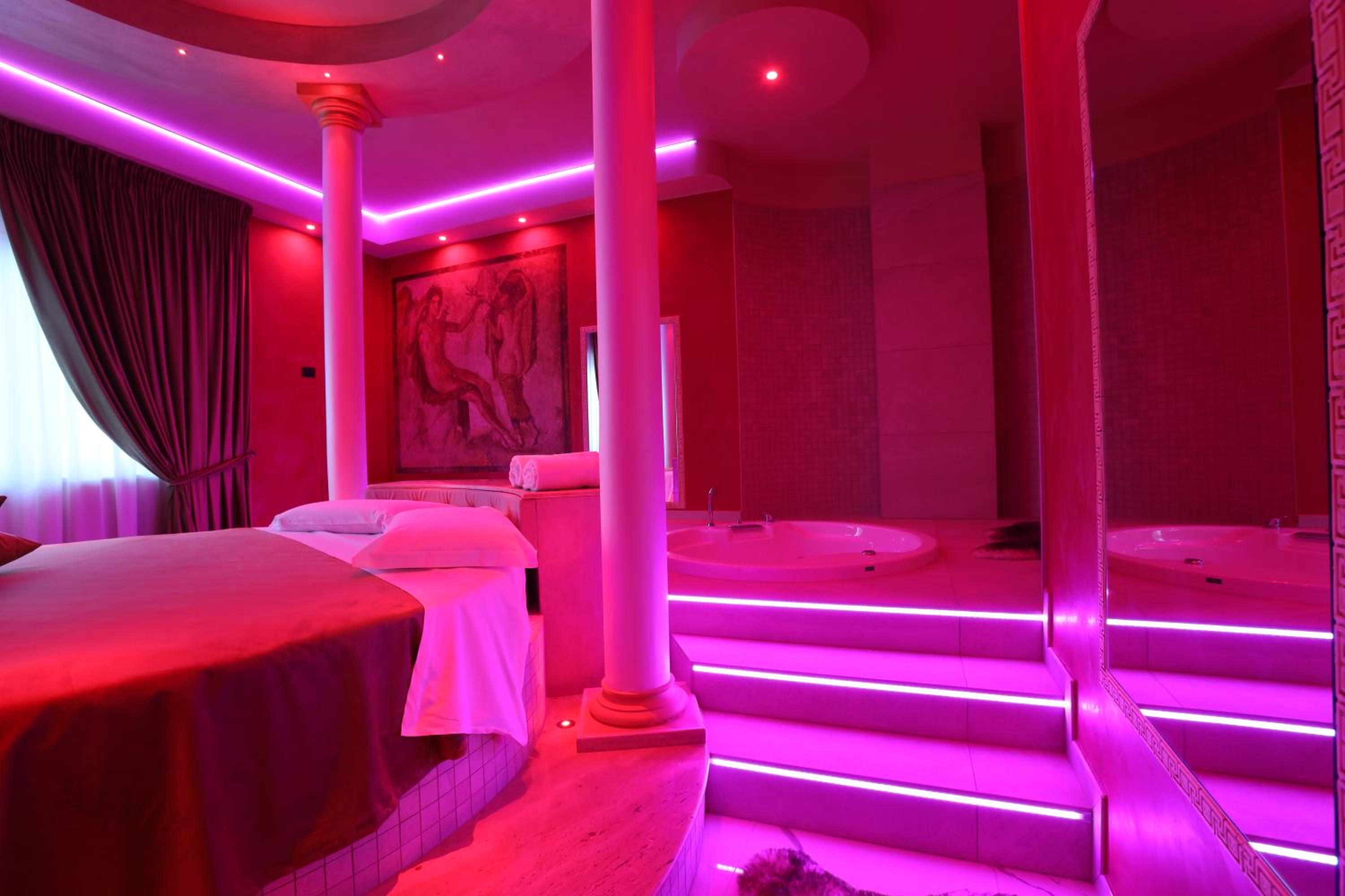 King Suite with Spa Bath photo 2