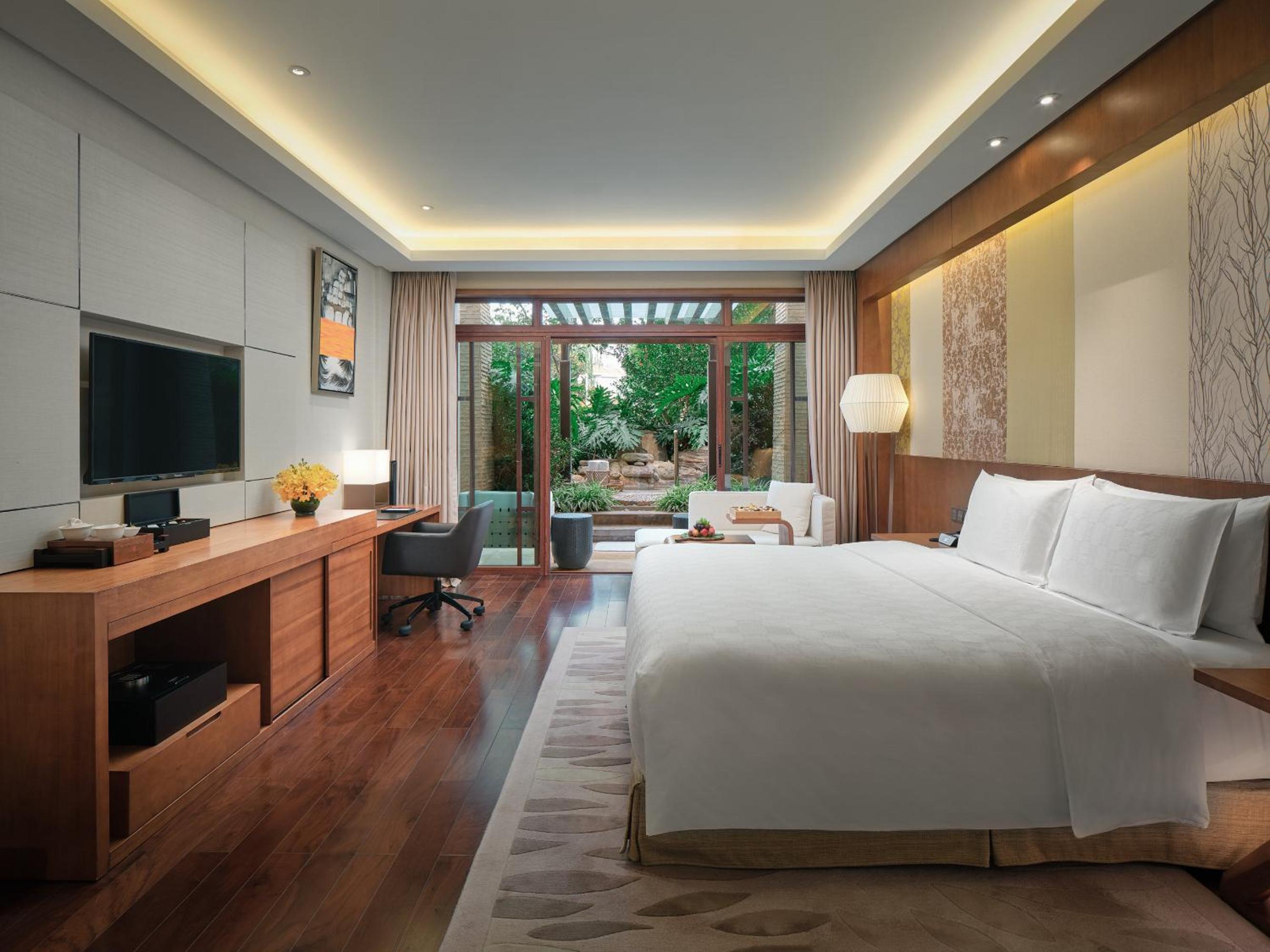 Standard King Room with Mountain View
