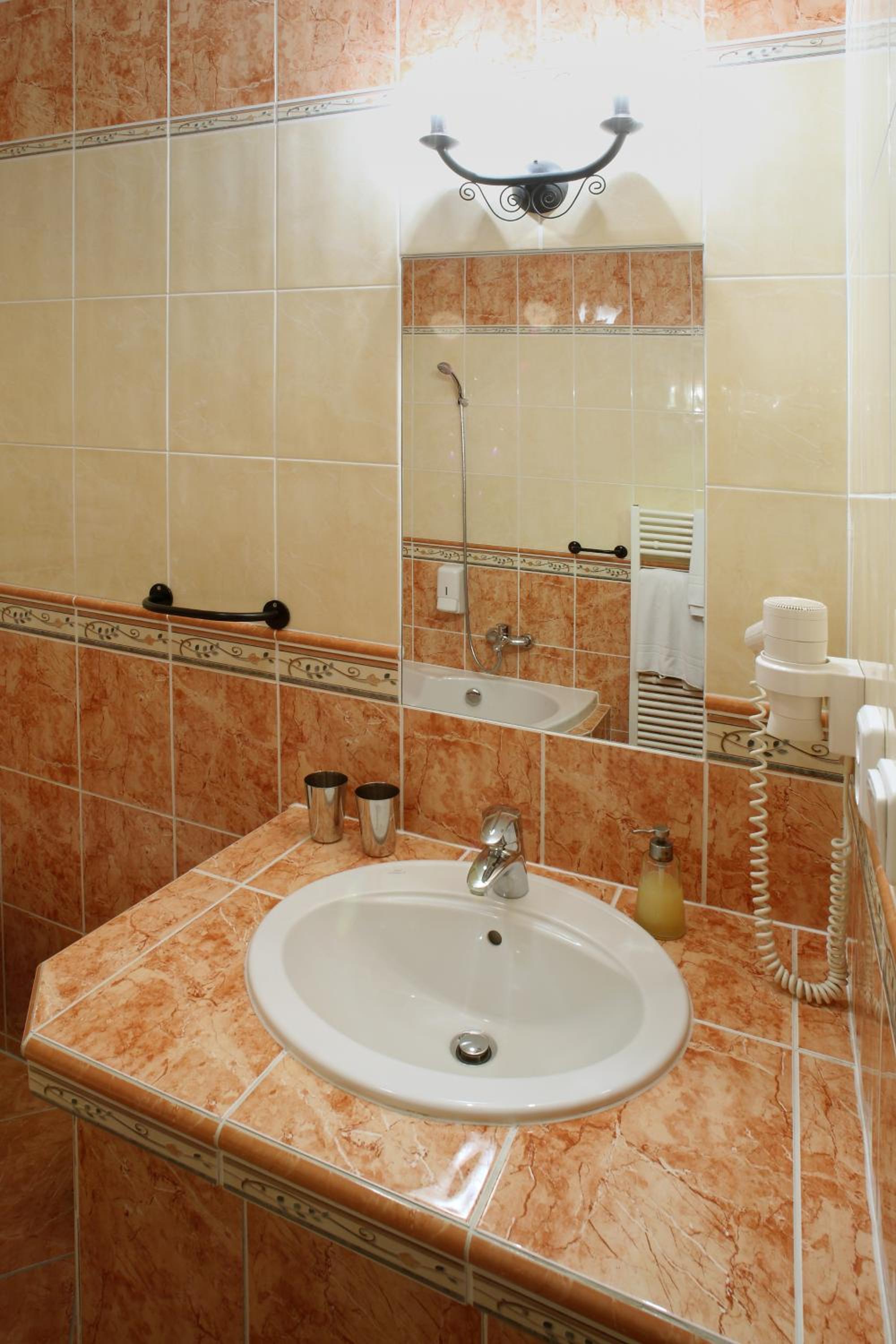 Deluxe Triple Room - Photo 9