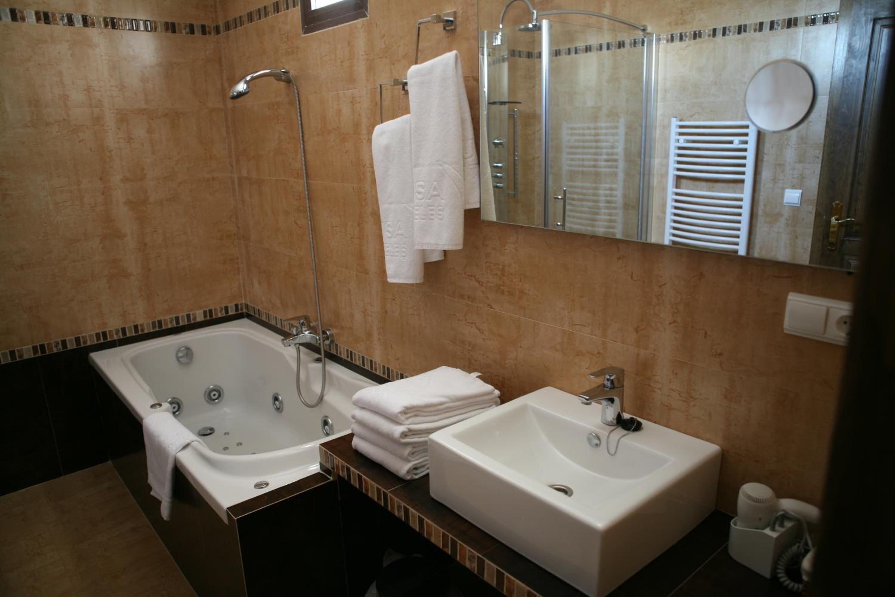 Superior Double or Twin Room - Photo 2