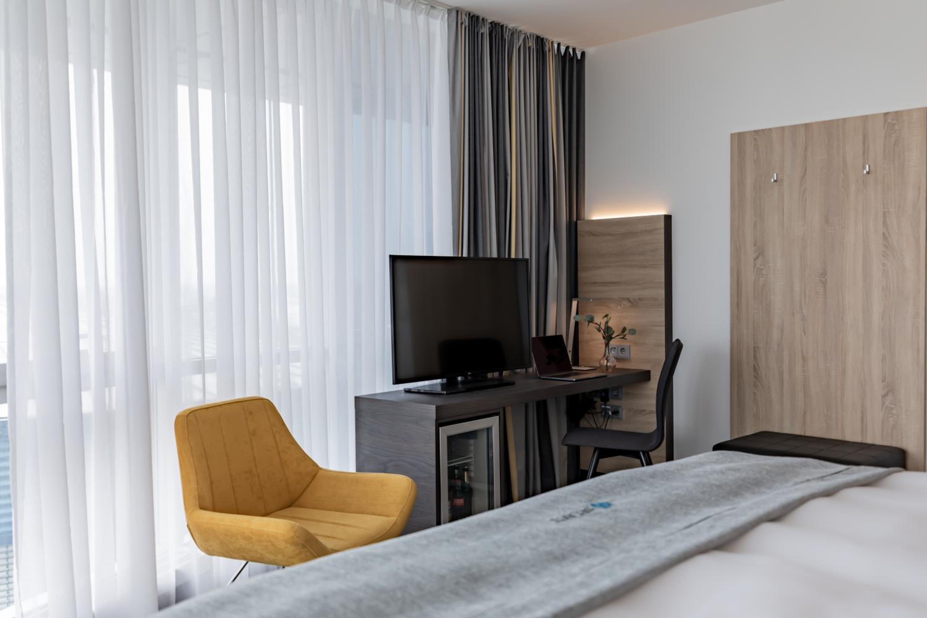 Executive Room thumbnail 5