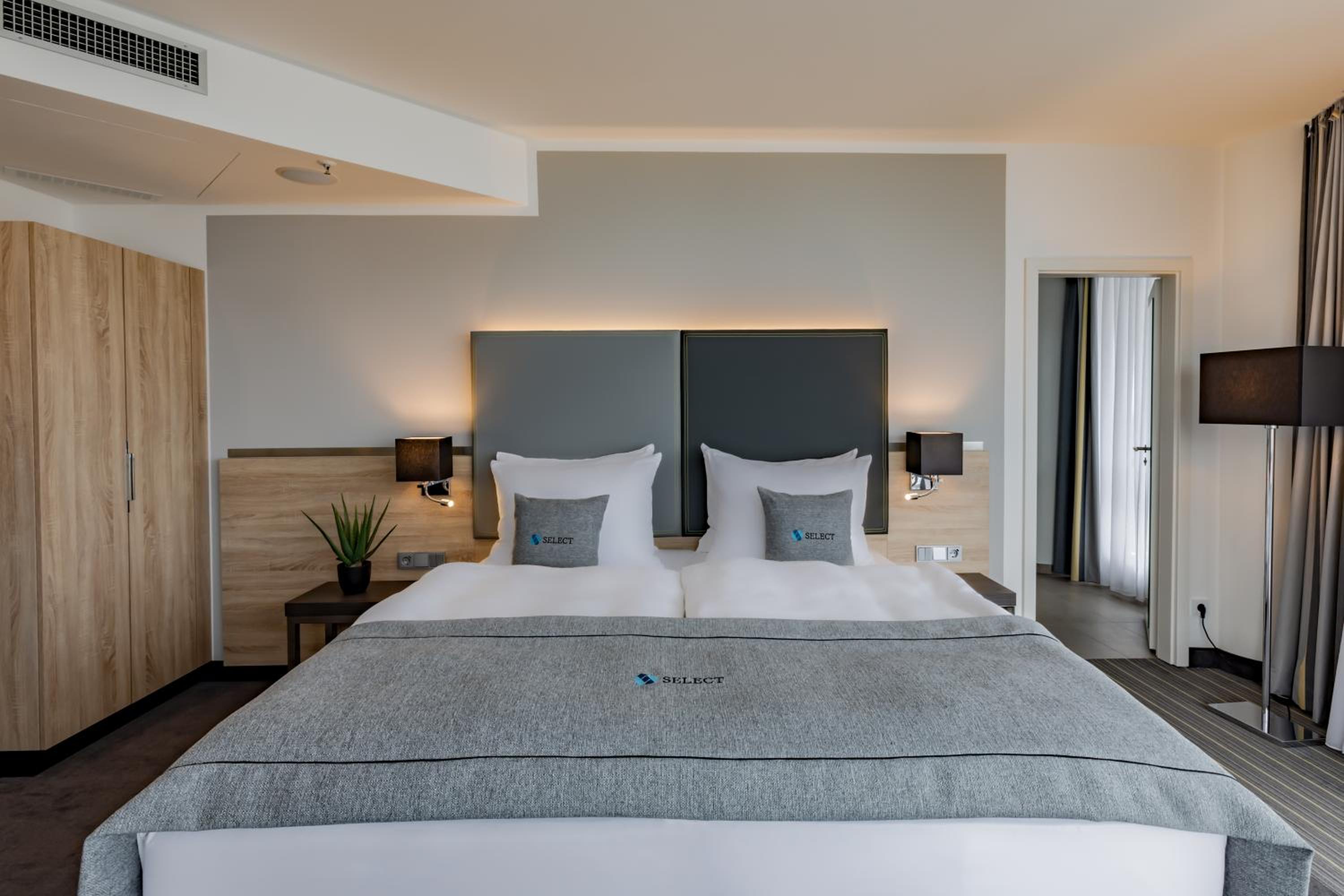 Executive Room thumbnail 6