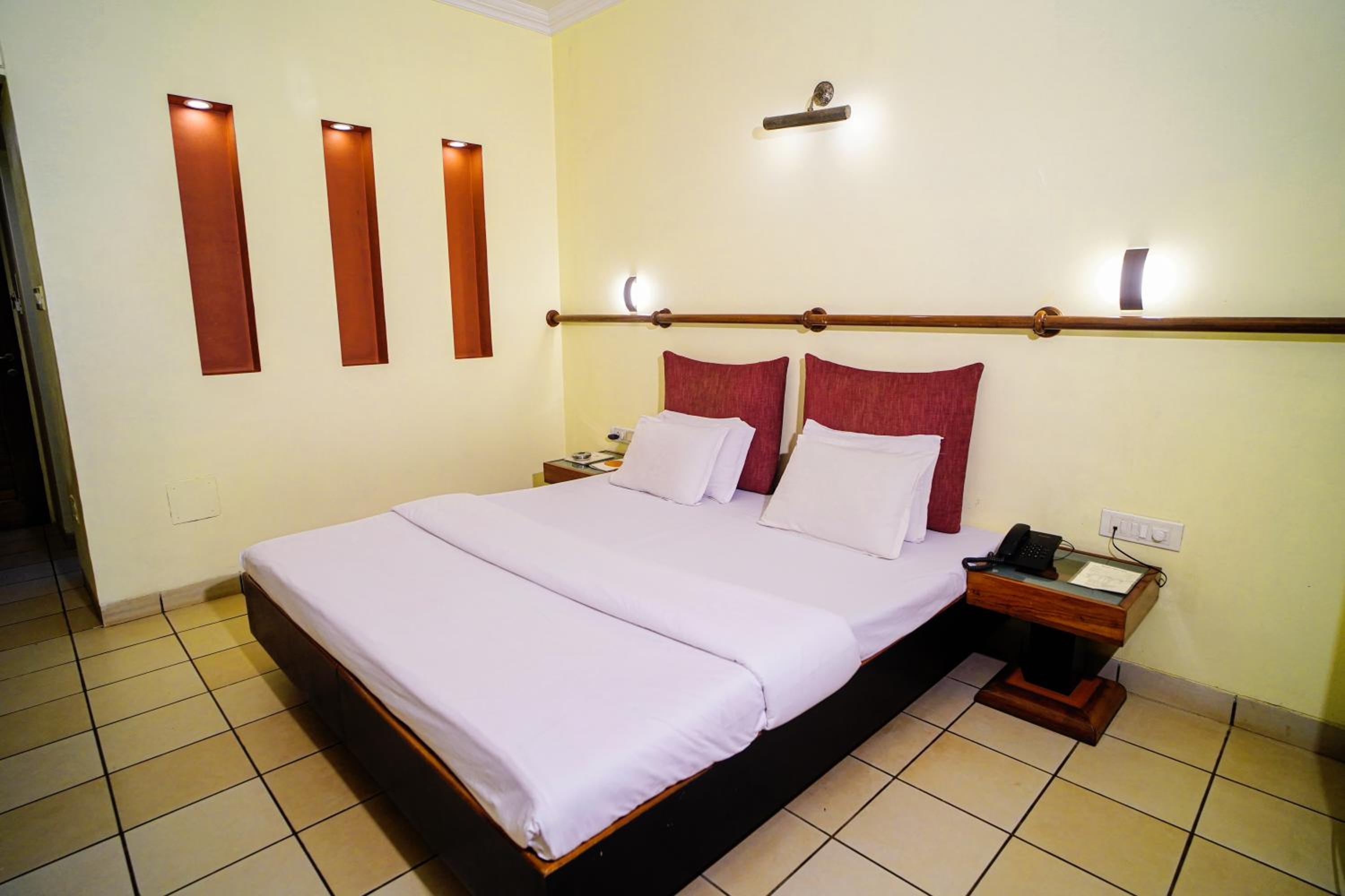 Deluxe Room - Photo 3