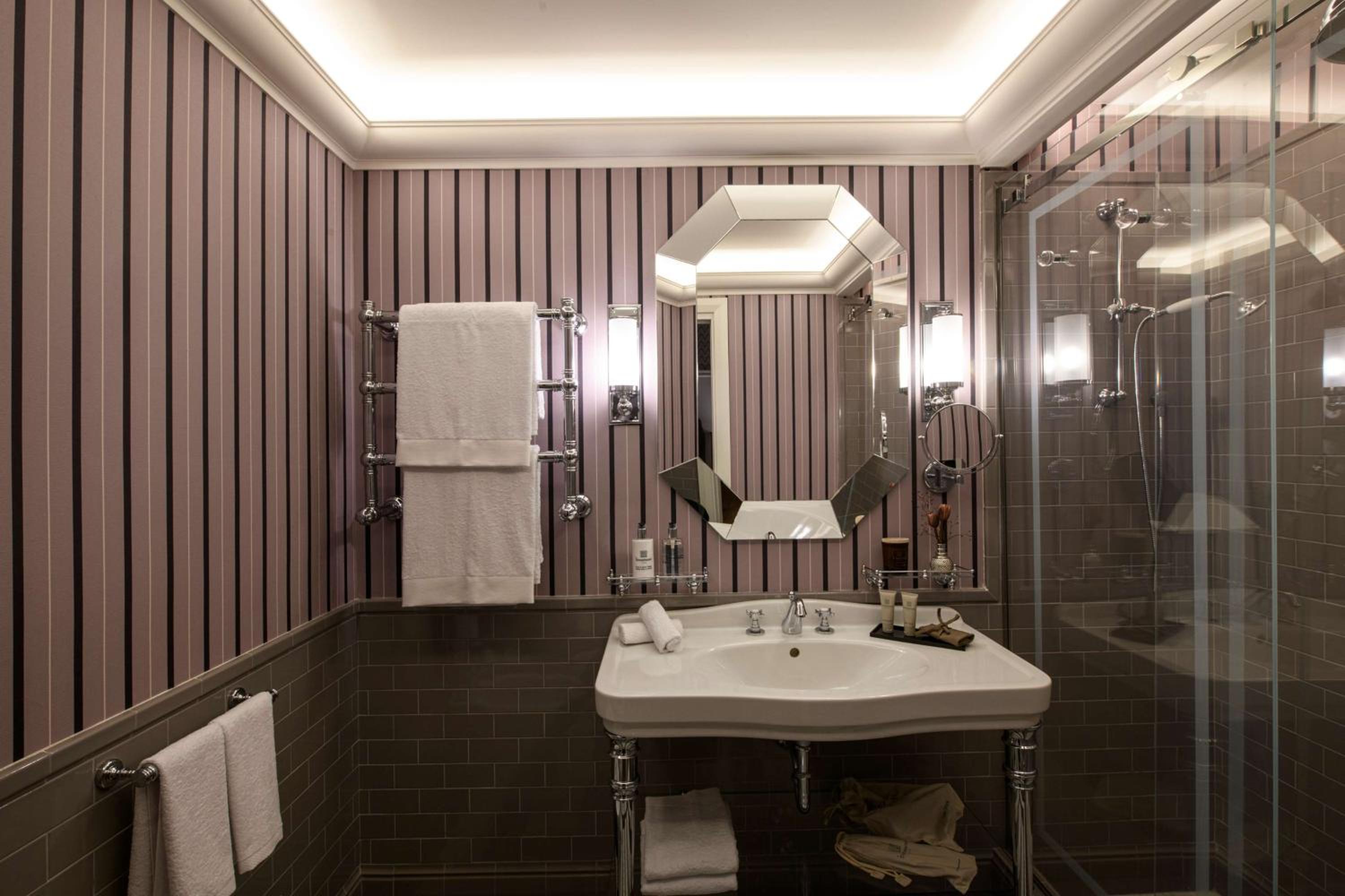 Premium King Room - Photo 4