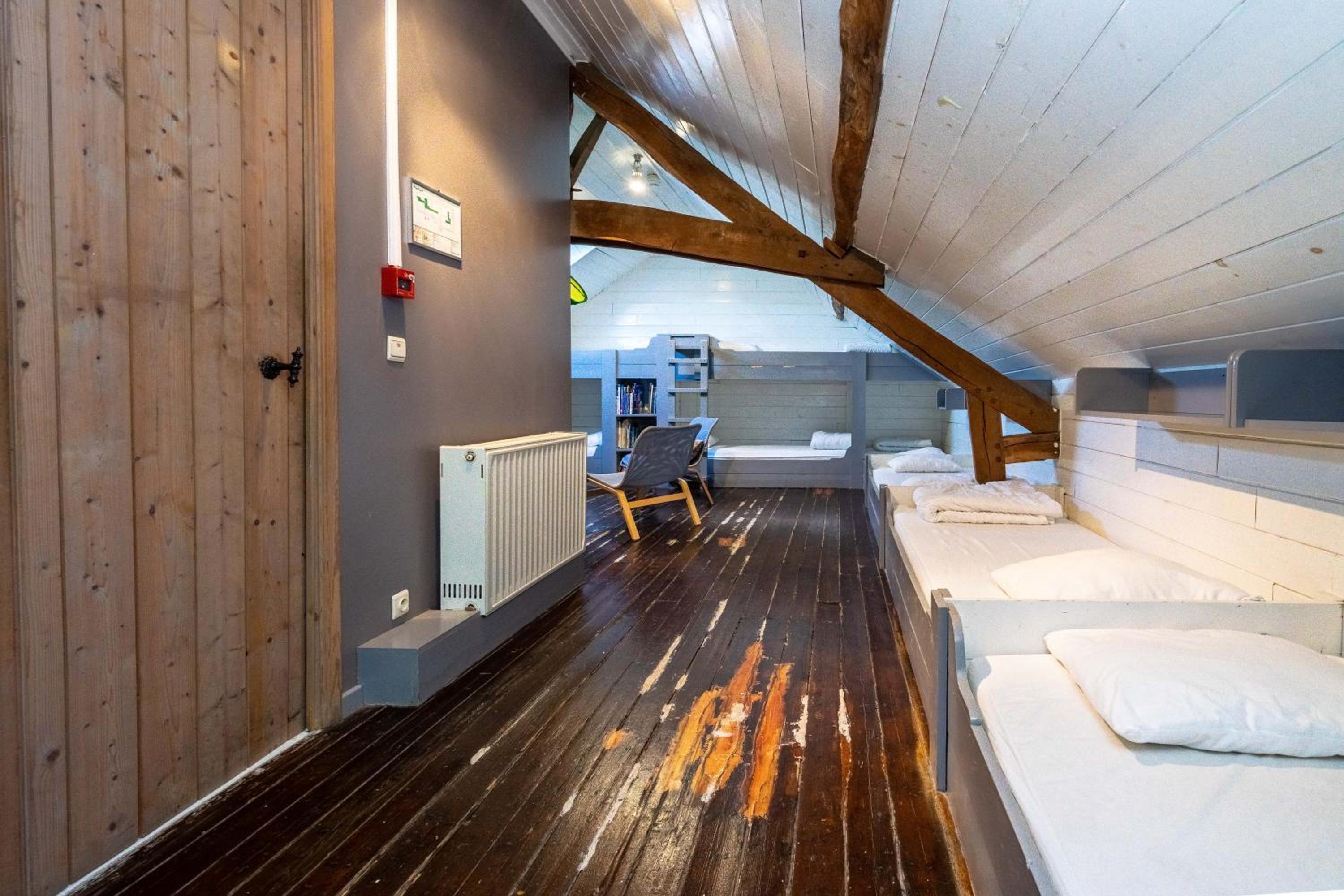 Eight-Bedroom House photo 2