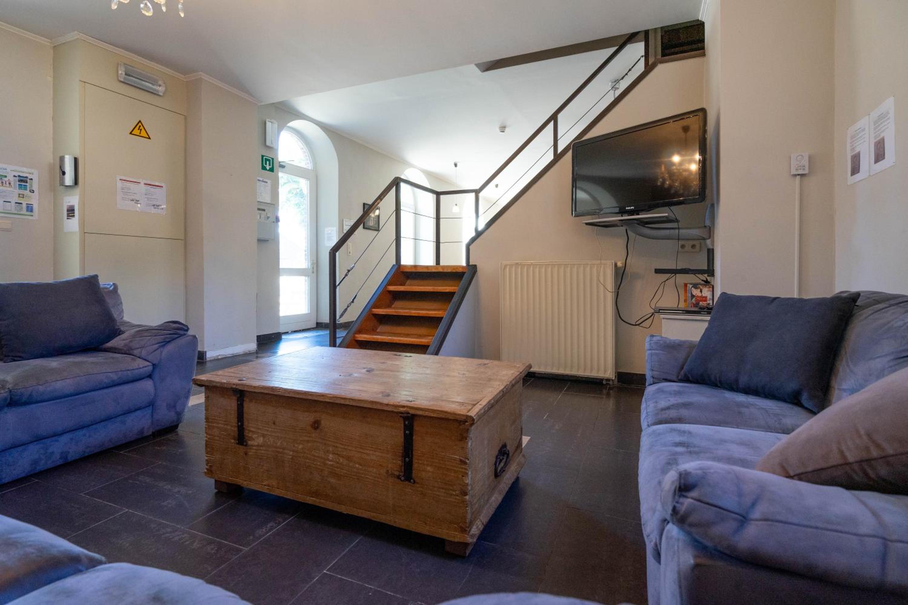 Eight-Bedroom House photo 3