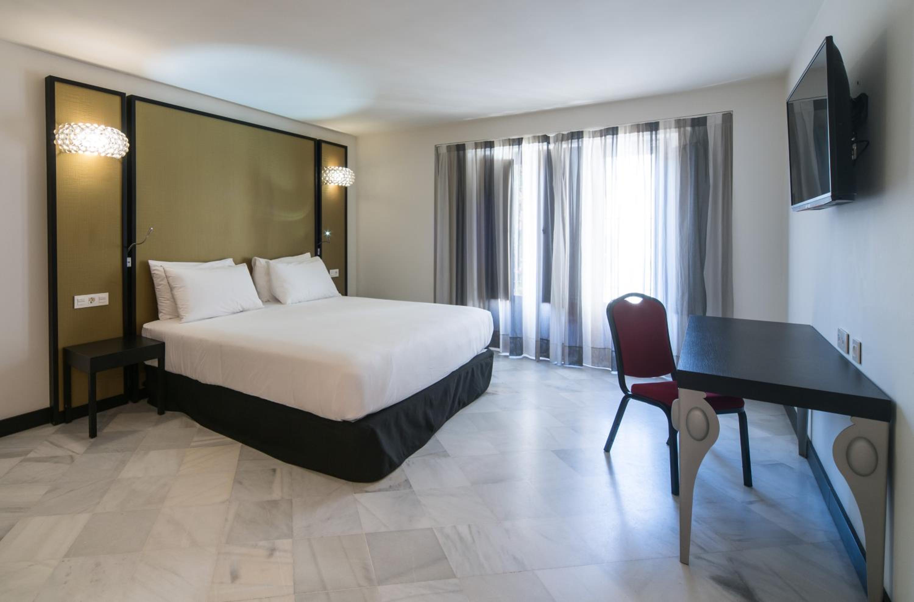 Deluxe Suite - Photo 1