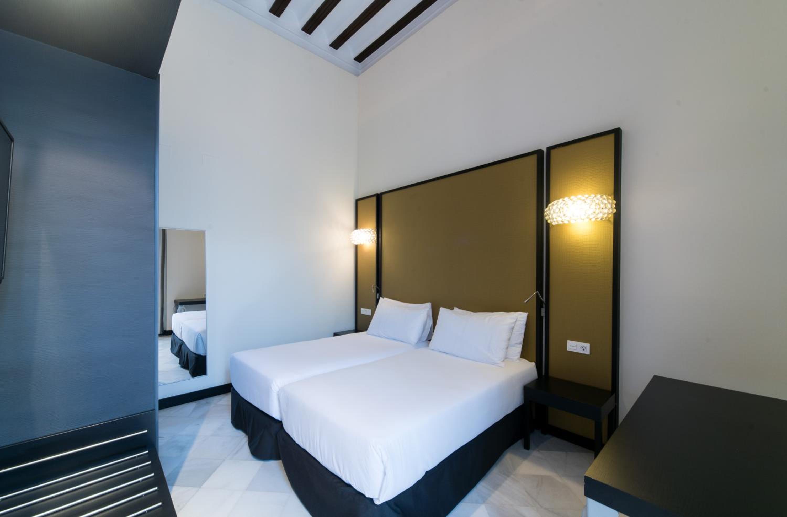 Double or Twin Room - Photo 9