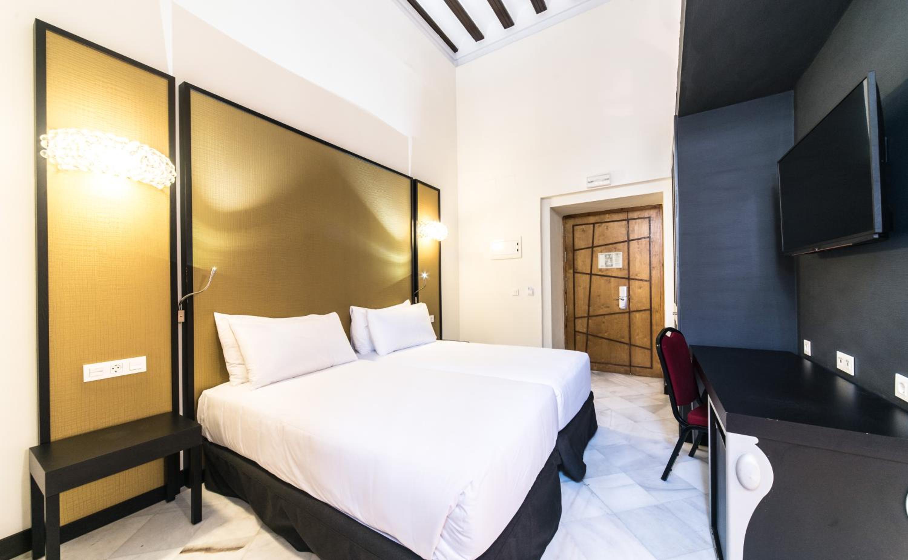 Double or Twin Room - Photo 4