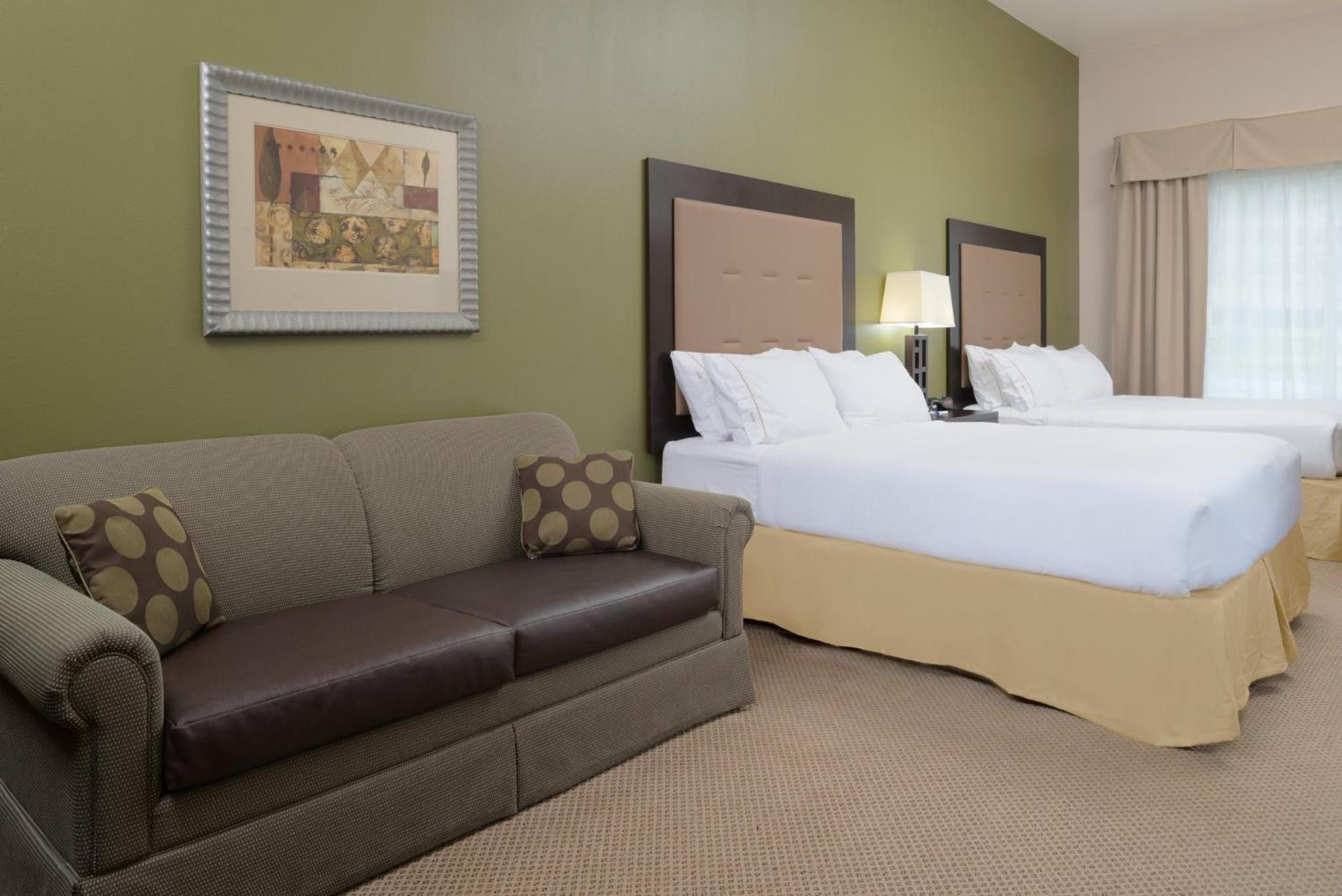 One-Bedroom Queen Suite - Photo 4