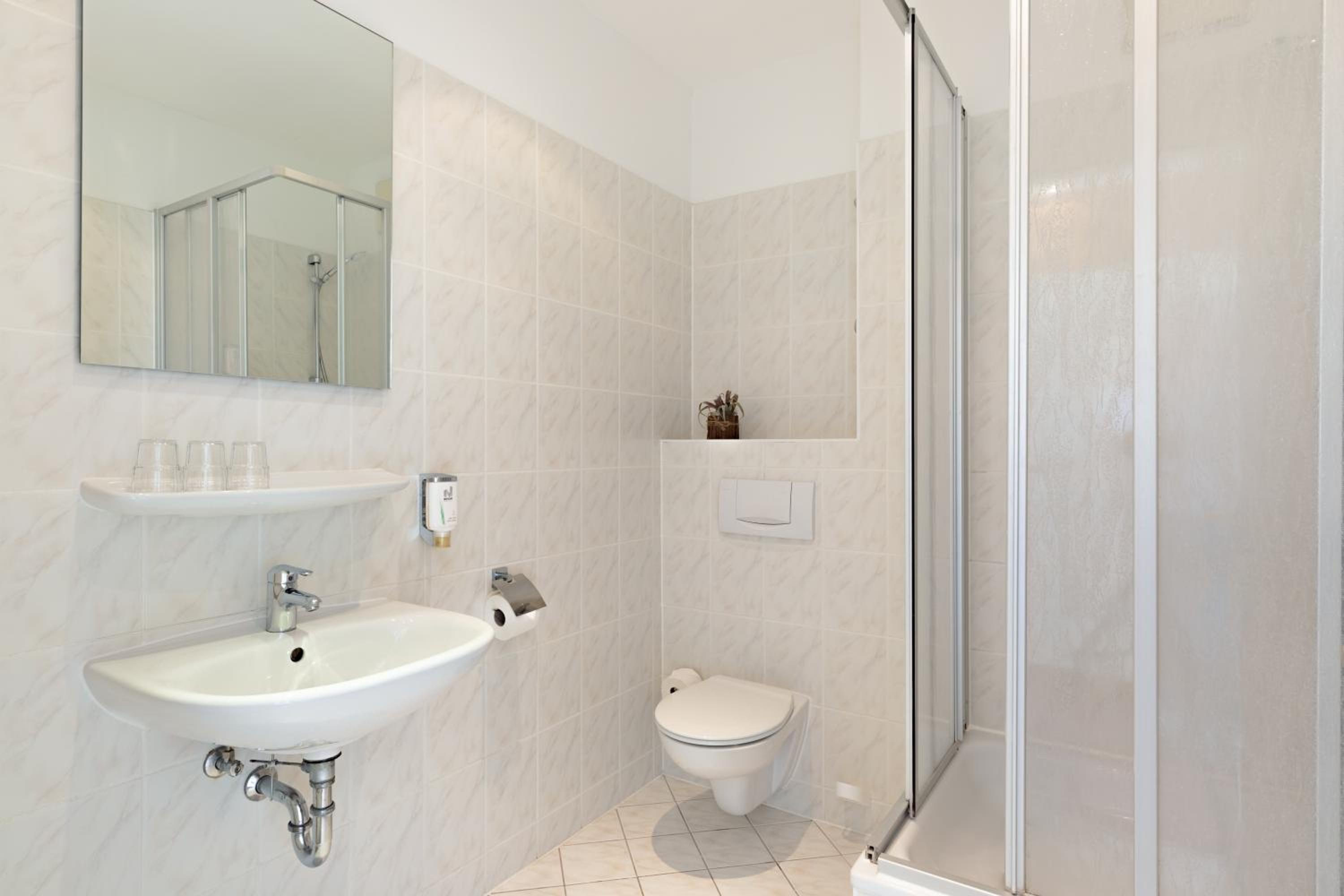 Triple Room thumbnail 6
