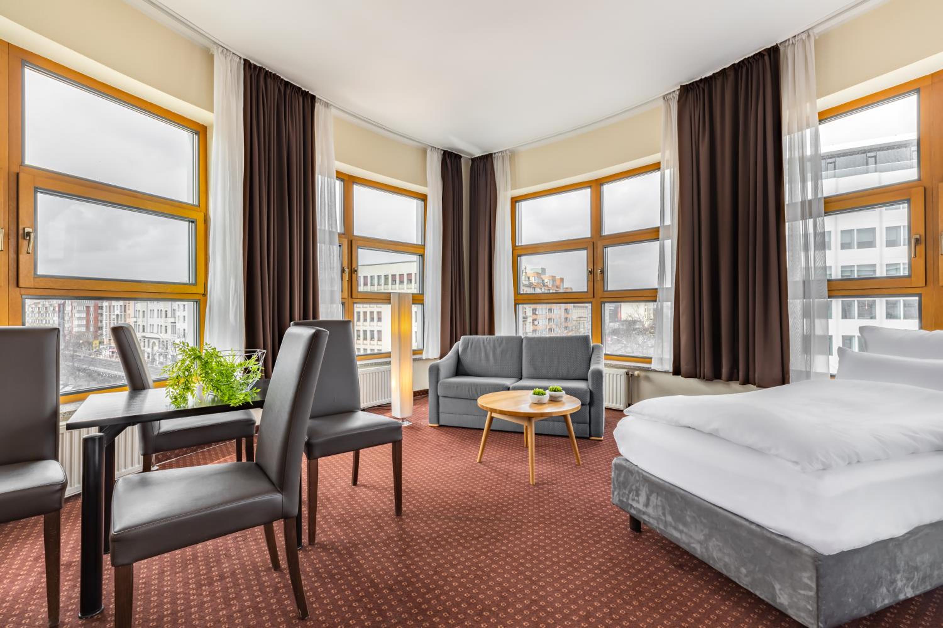 Room With 5 Beds thumbnail 5
