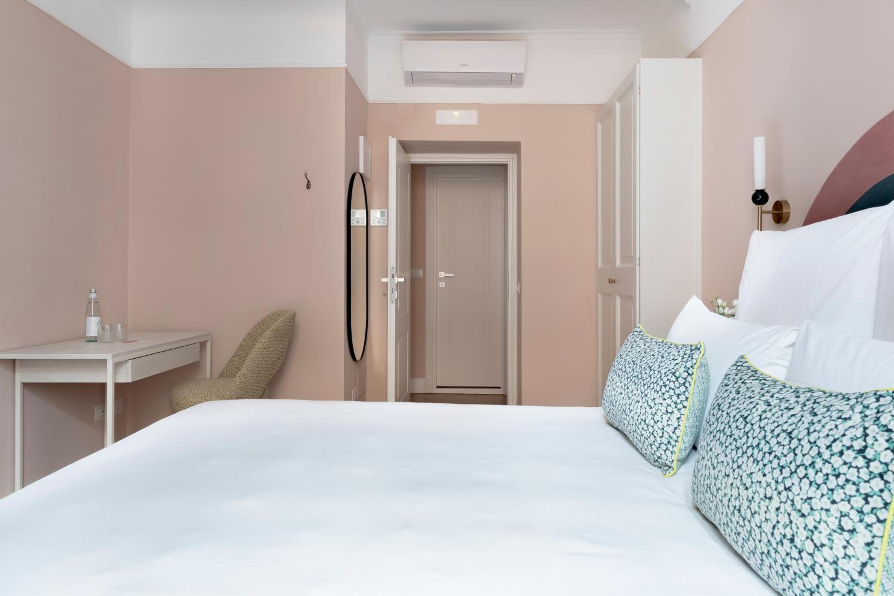 Connecting rooms - Two Bedrooms, One Bathroom photo 2