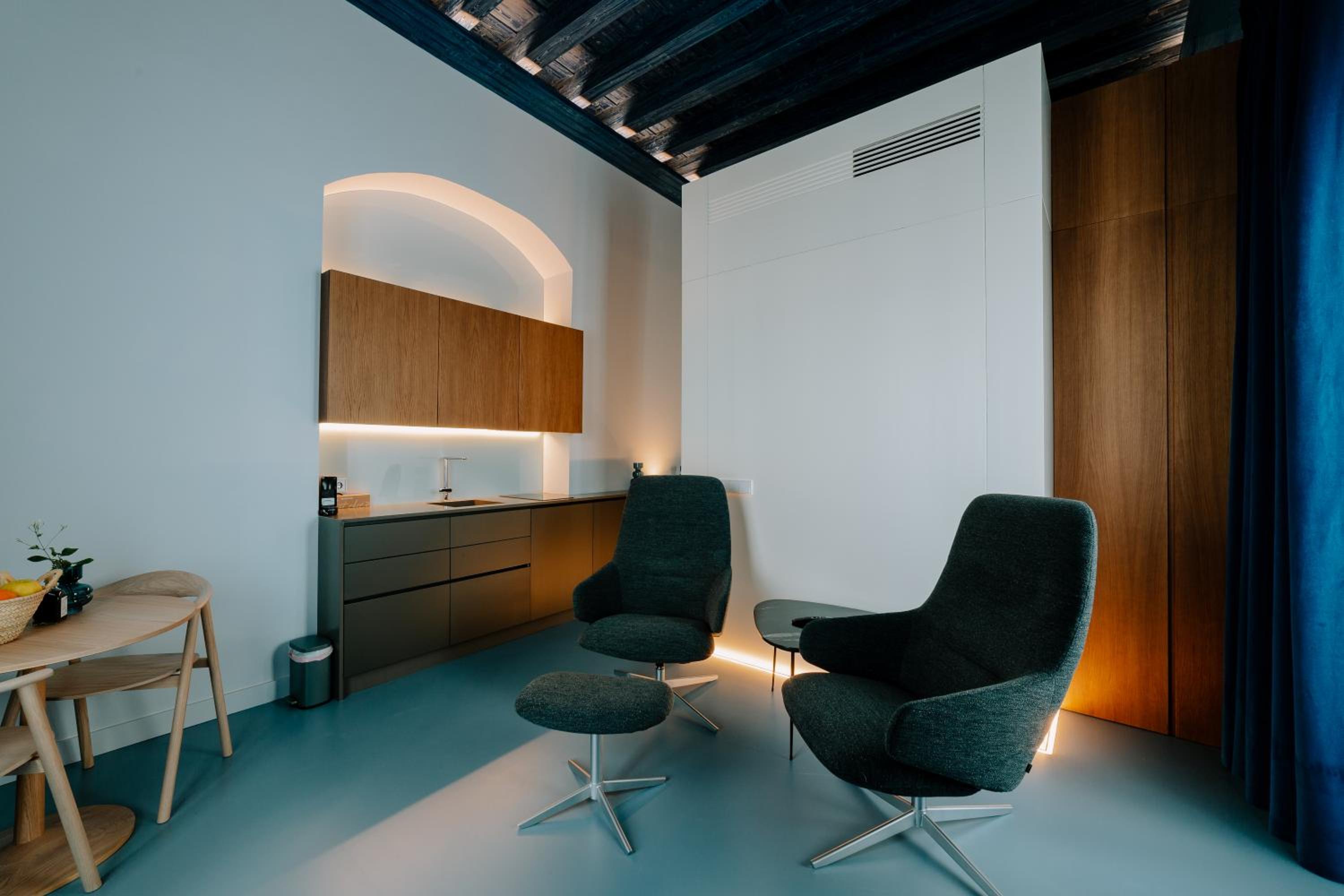 Apartment with Balcony - Photo 11