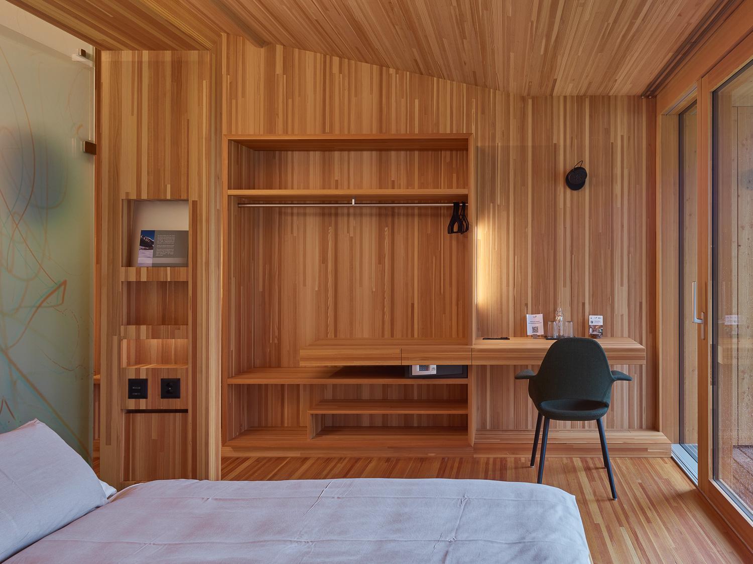 Deluxe Double Room with Balcony - Photo 5