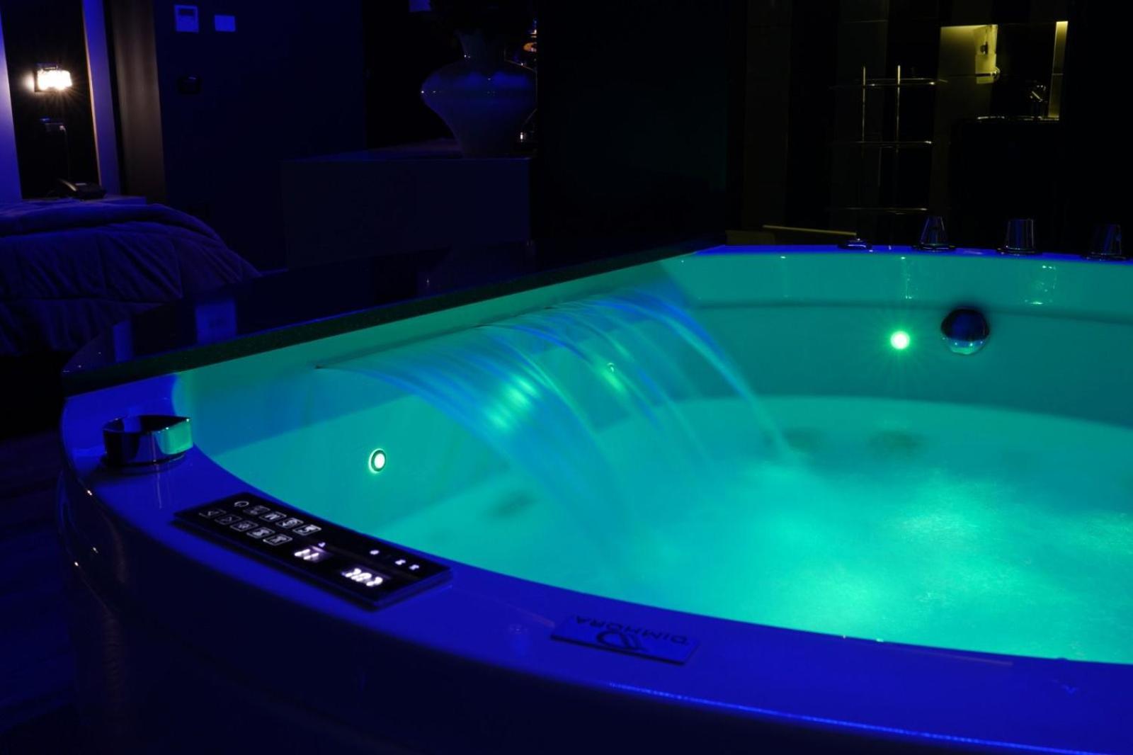 Suite with Spa Bath photo 3