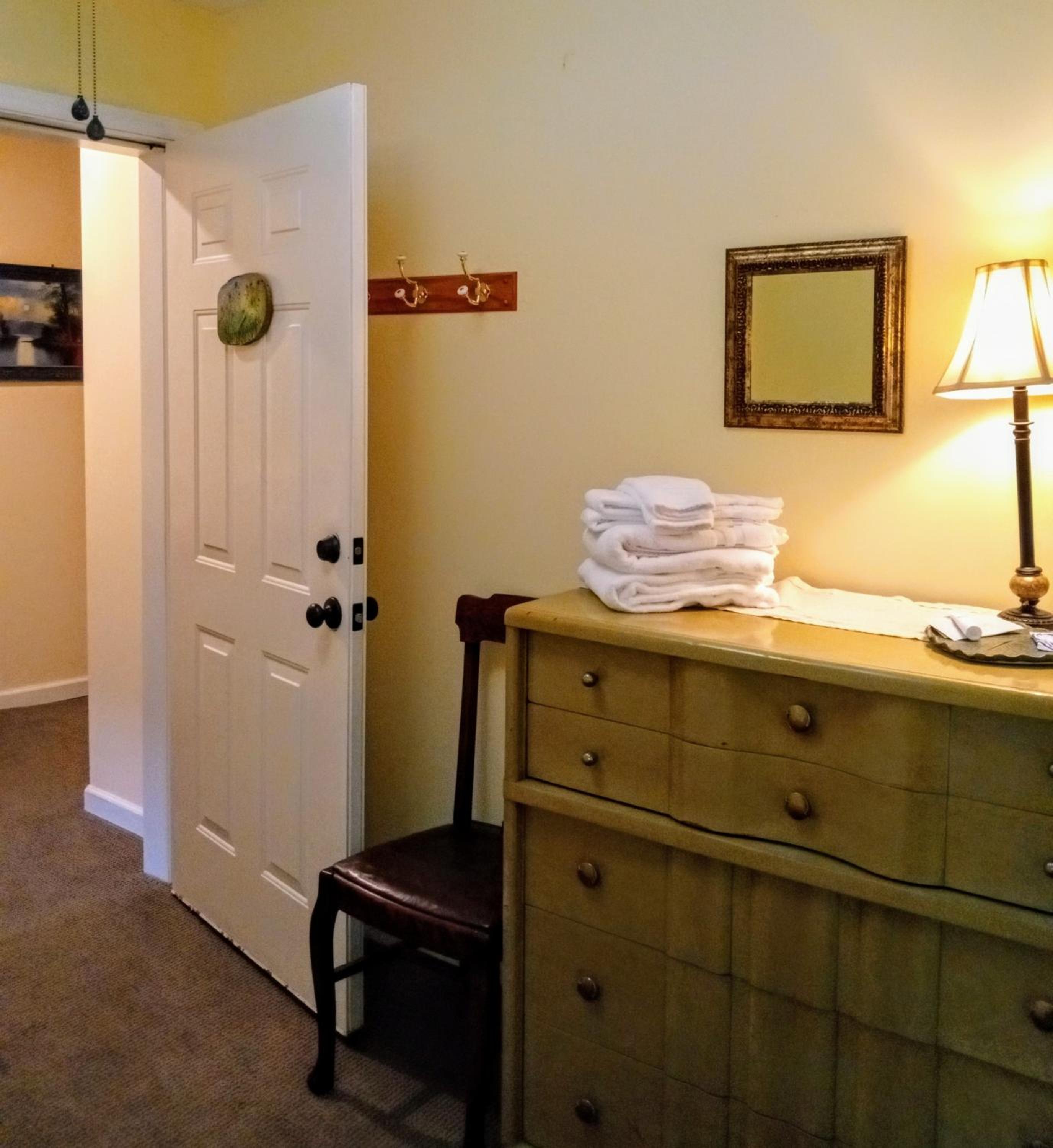 Single Room with Shared Bathroom photo 3