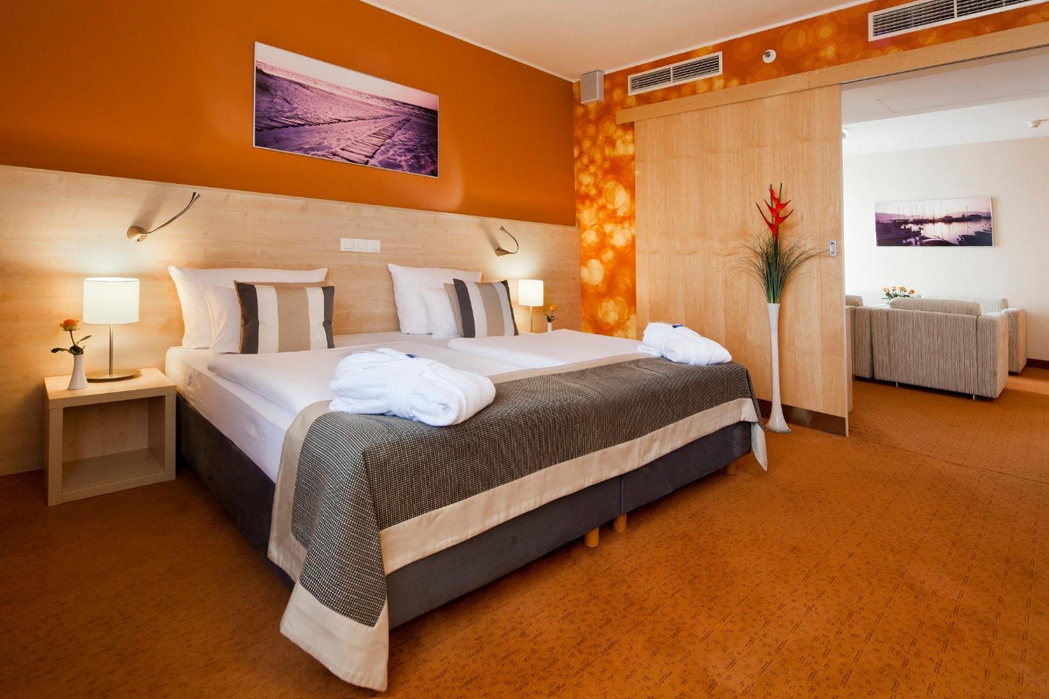 King Suite with waterpark Access ( 2 Adults + 2 Children)