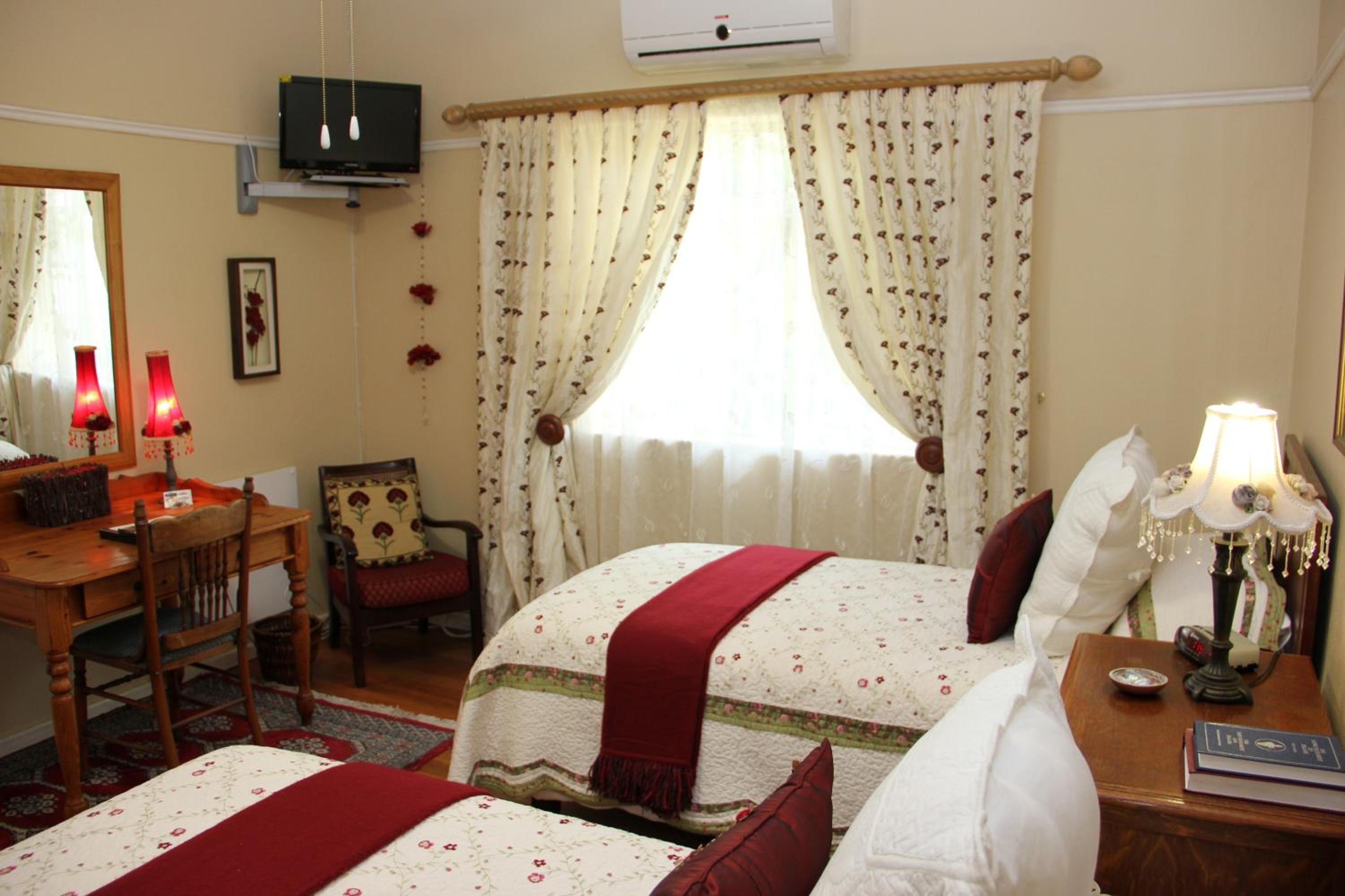 Twin Room with External Private Bathroom photo 1