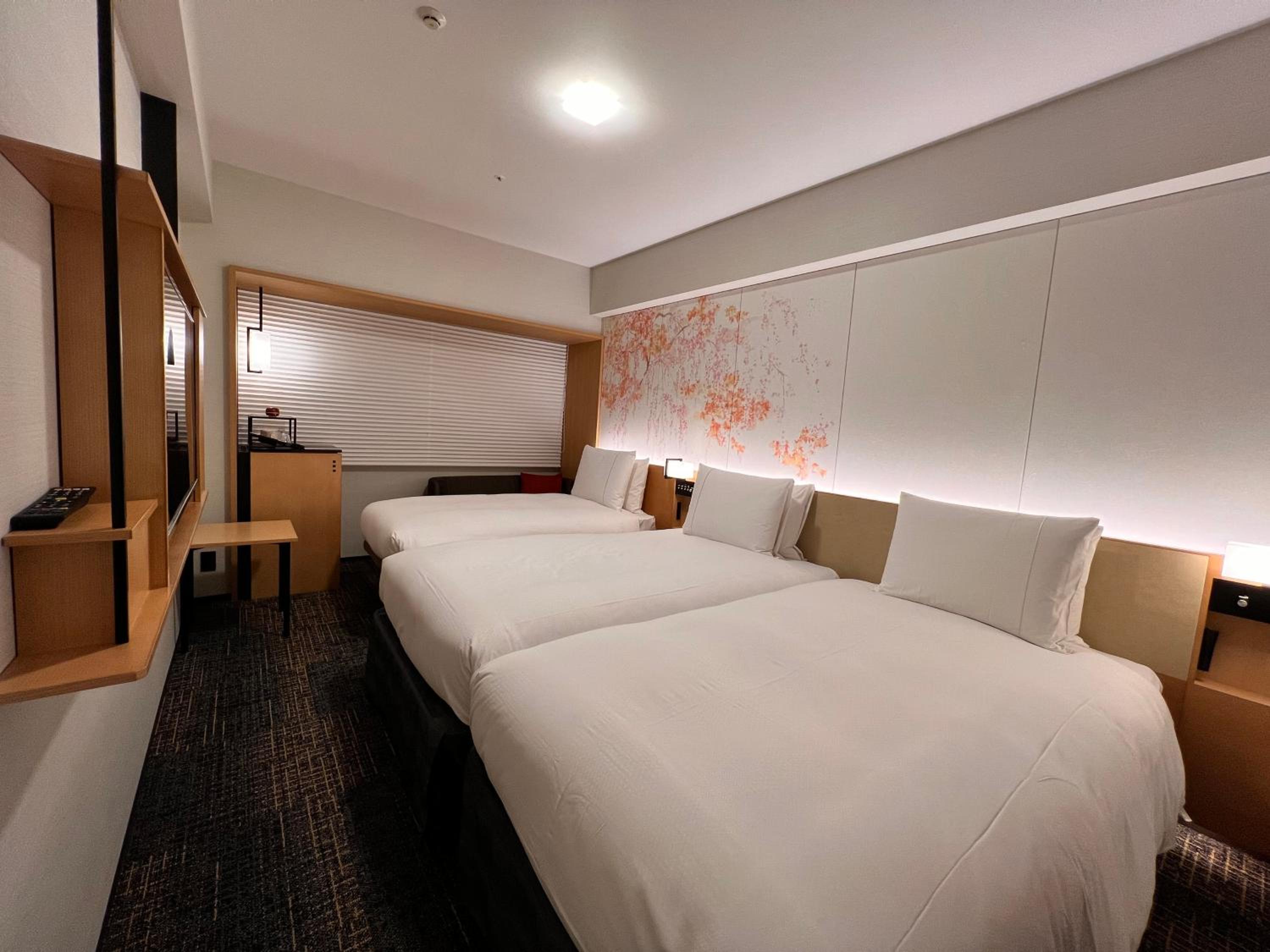 Standard Twin Room (3 adults) - Photo 1