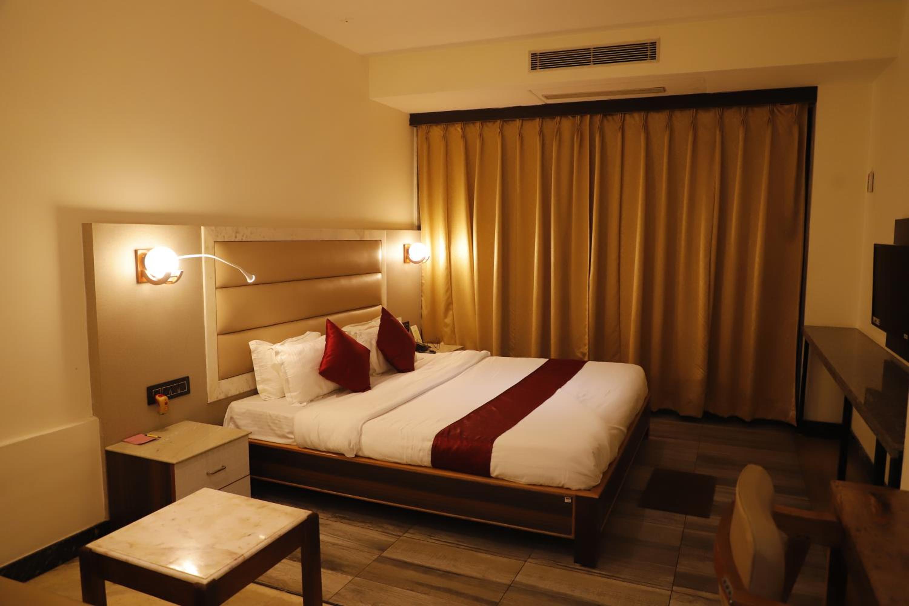Deluxe Double Room with Balcony photo 3