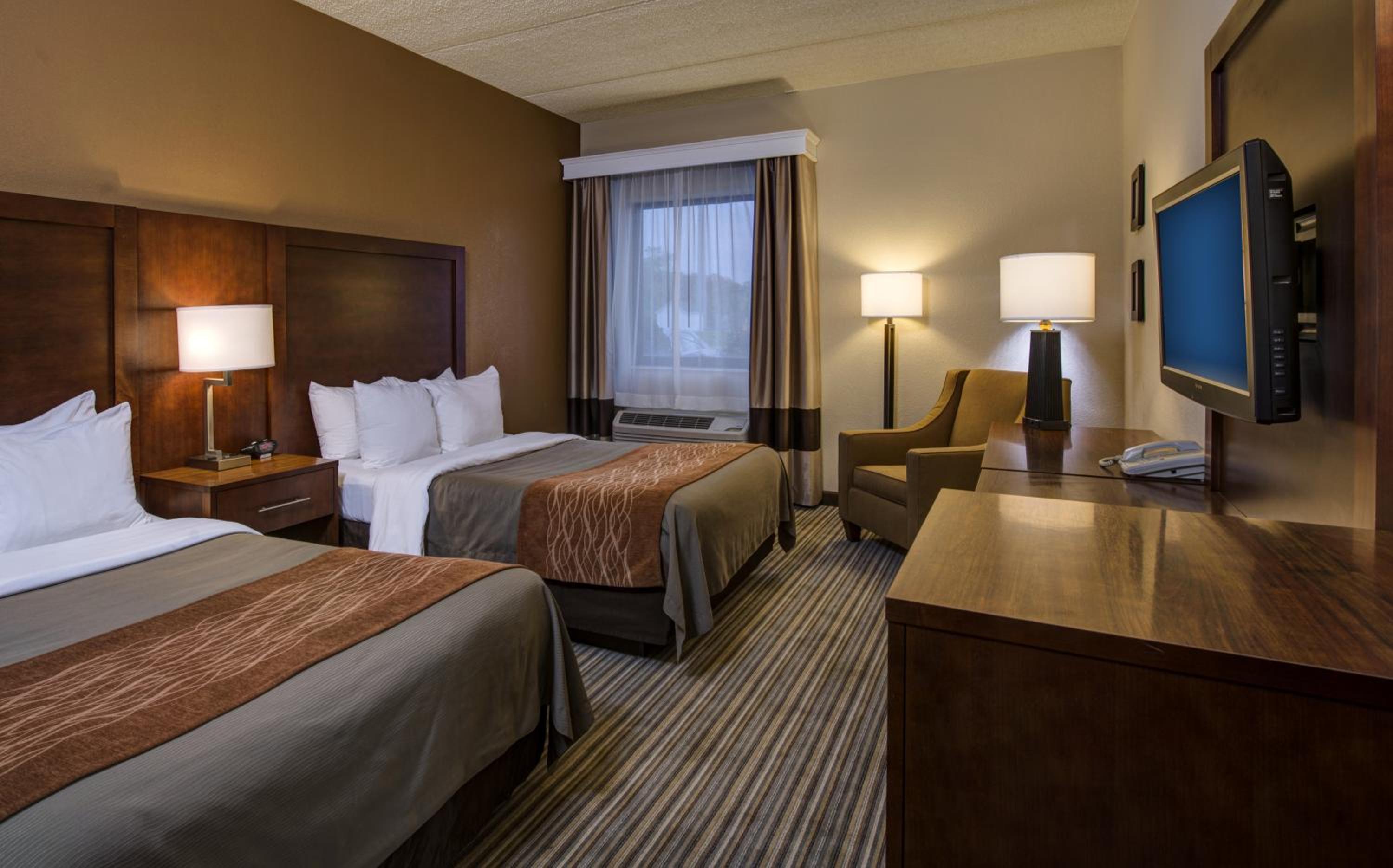Queen Room with Two Queen Beds - Non-Smoking - Photo 3