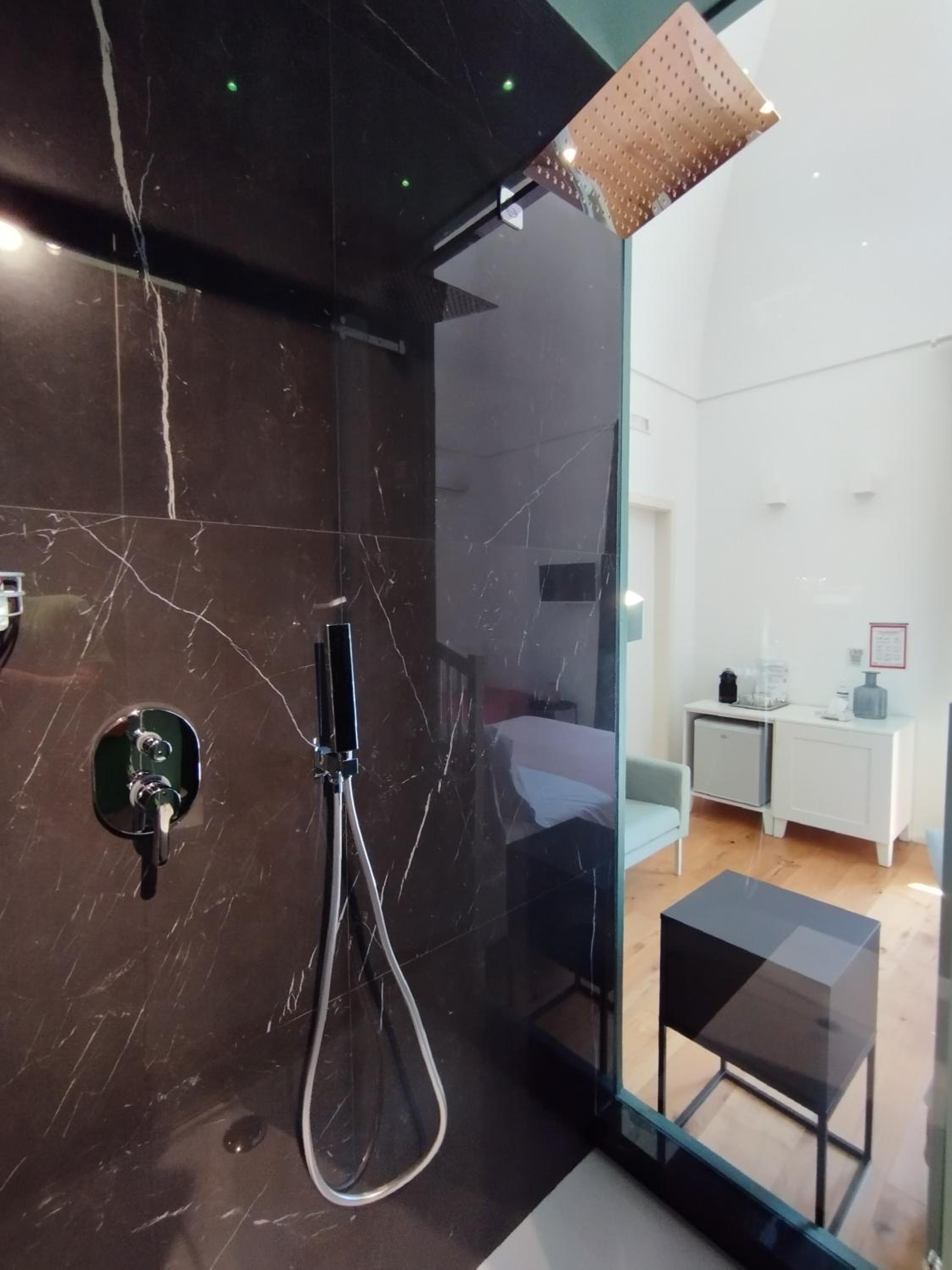 Double Room Superior with Balcony - Photo 15
