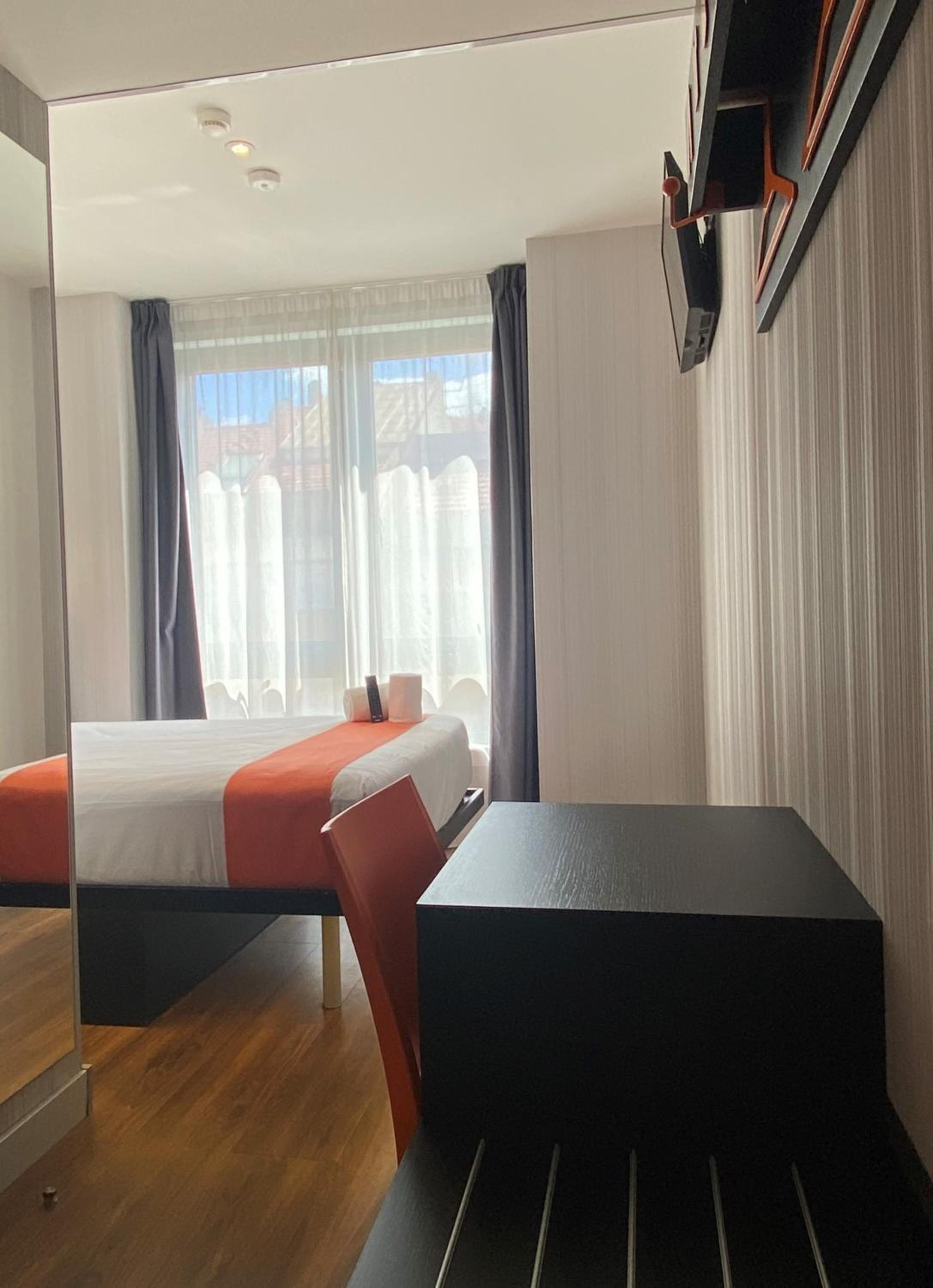 Twin Room thumbnail 6