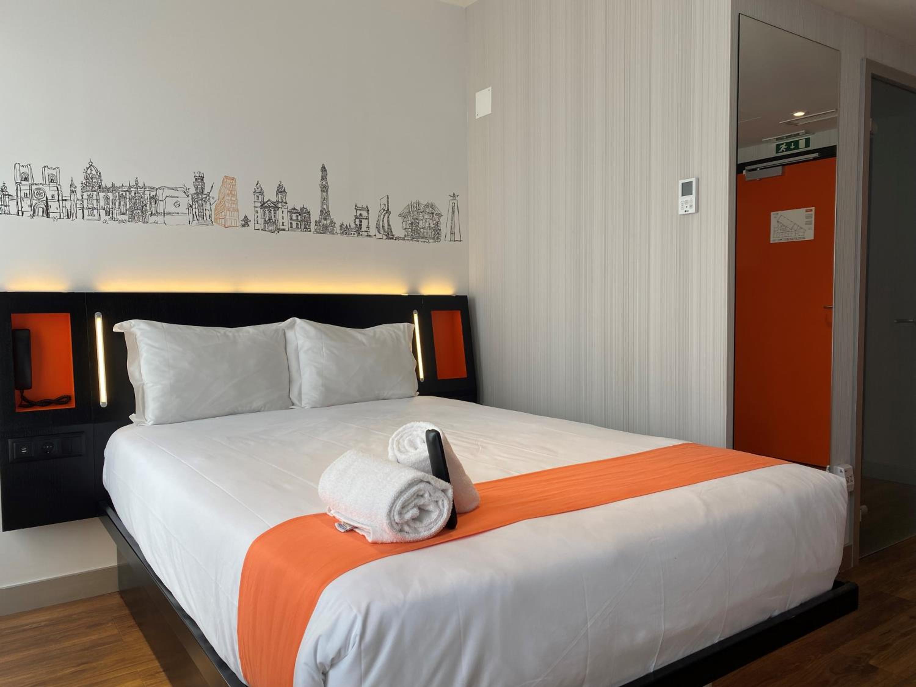 Superior Double Room thumbnail 5