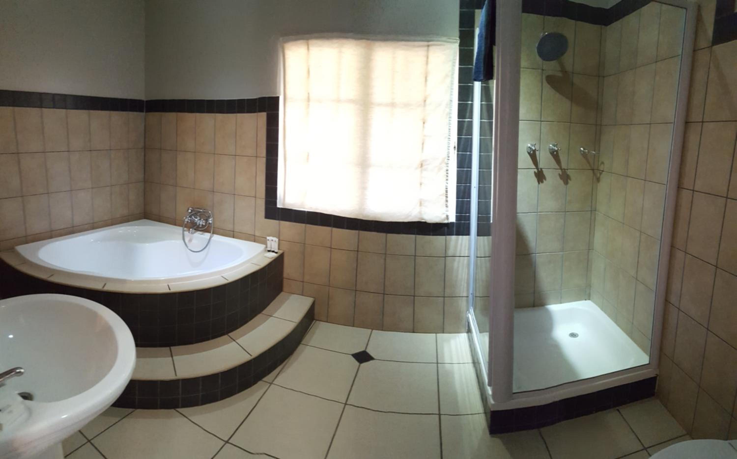 Deluxe King Room - Photo 5