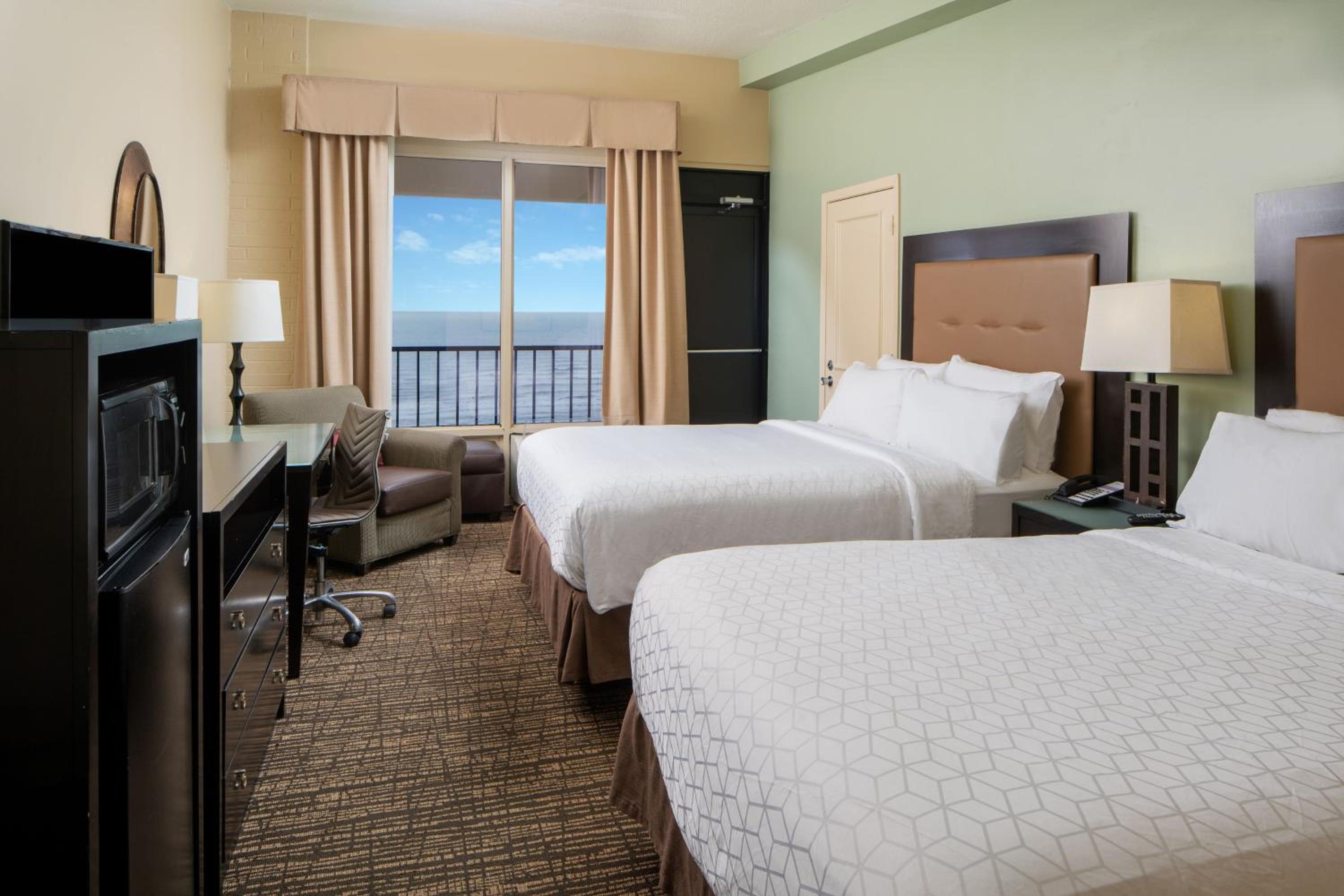 Standard Queen Room with Two Queen Beds and Balcony - Ocean View/Mid Floor - Photo 10