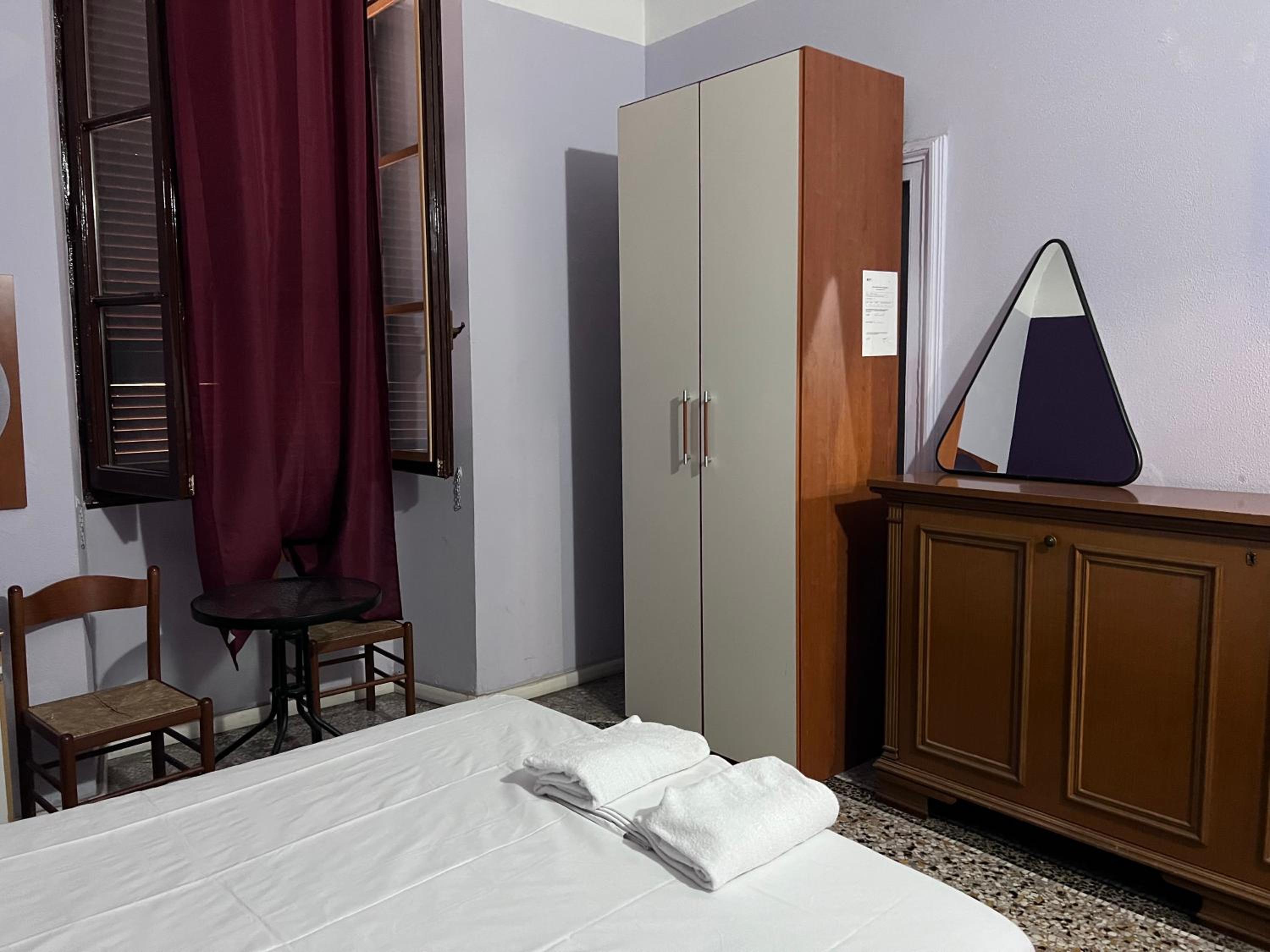 Economy Quadruple Room With Shared Bathroom photo 2