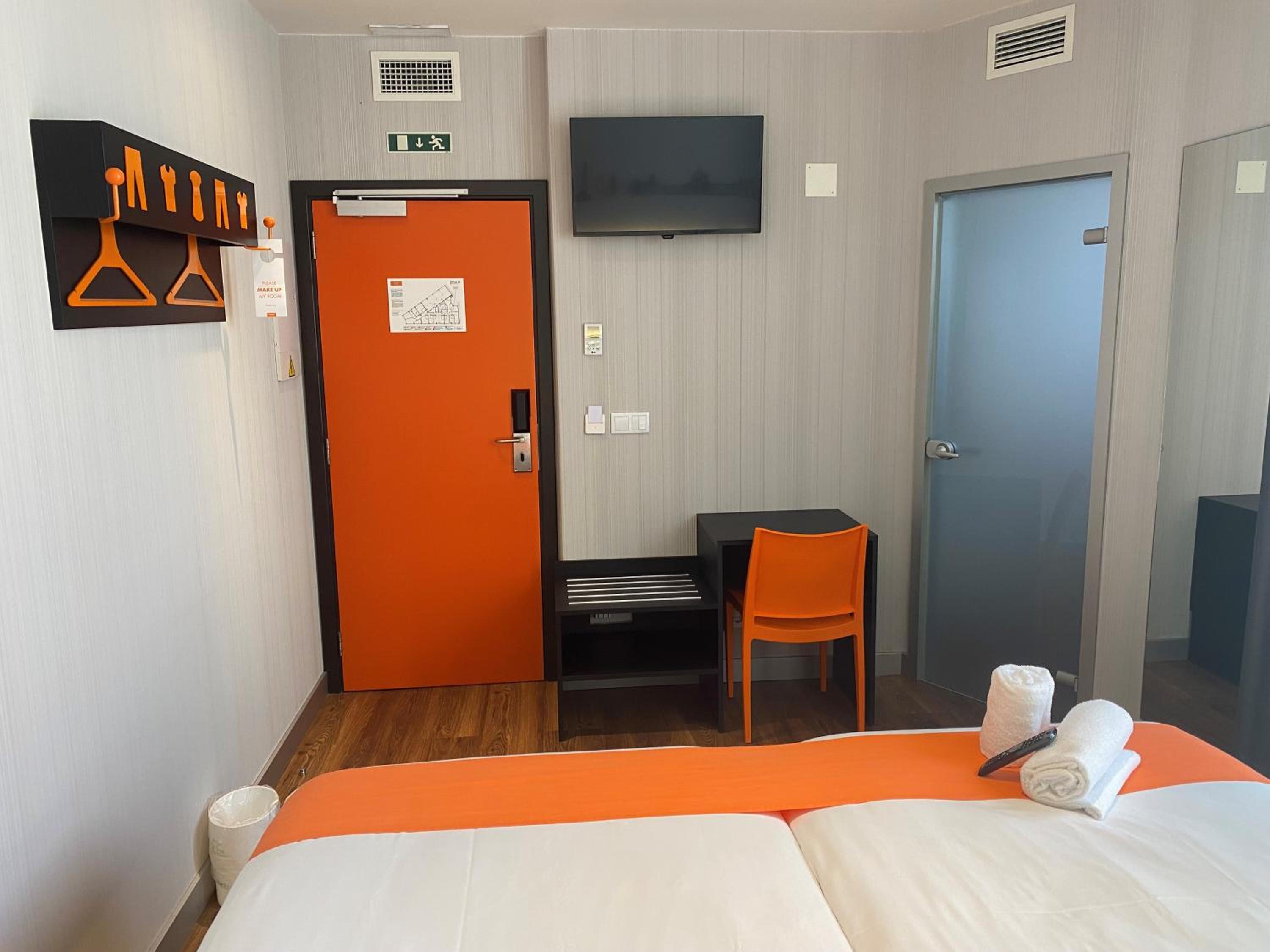 Superior Twin Room thumbnail 5