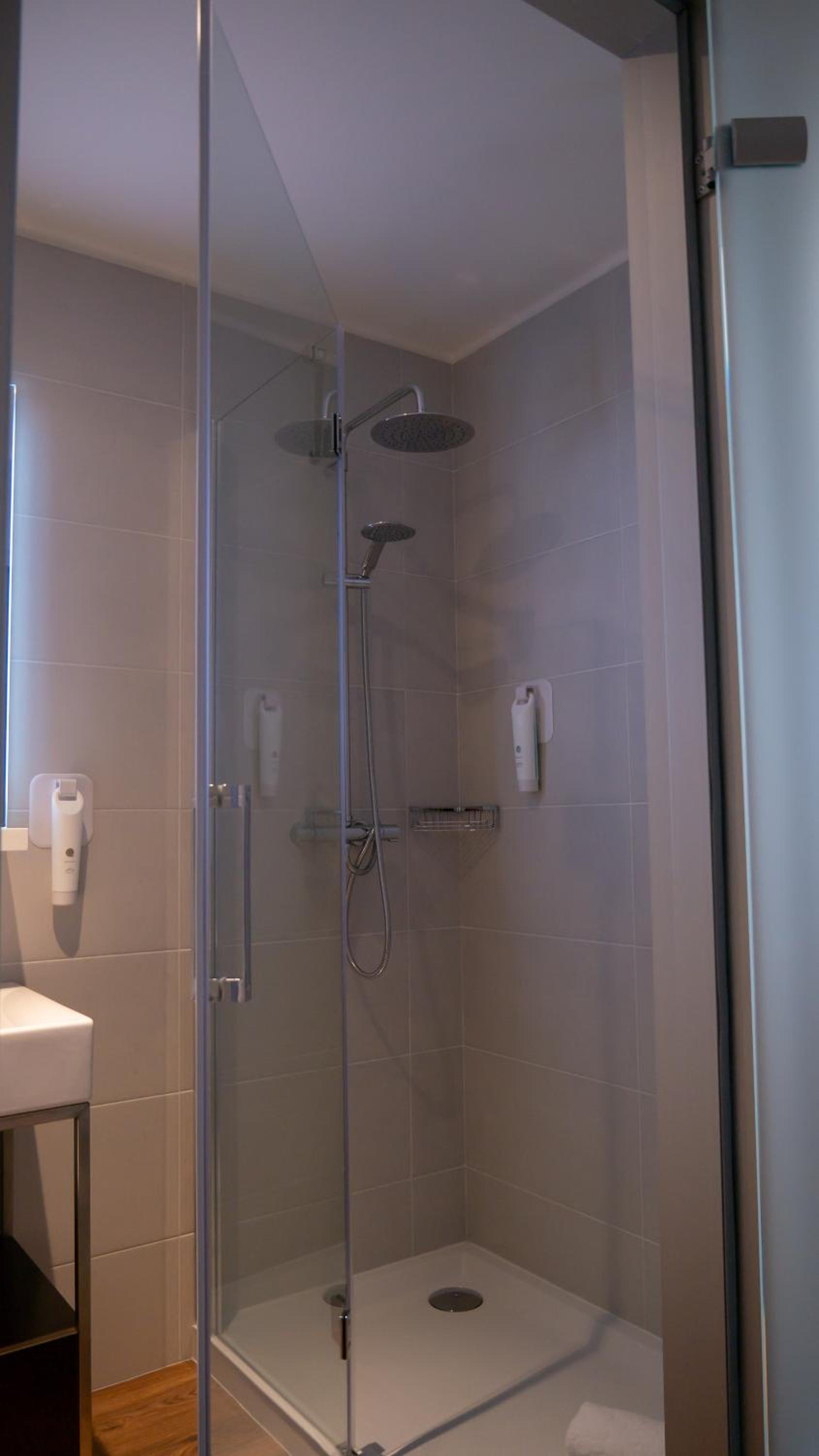 Twin Room thumbnail 5