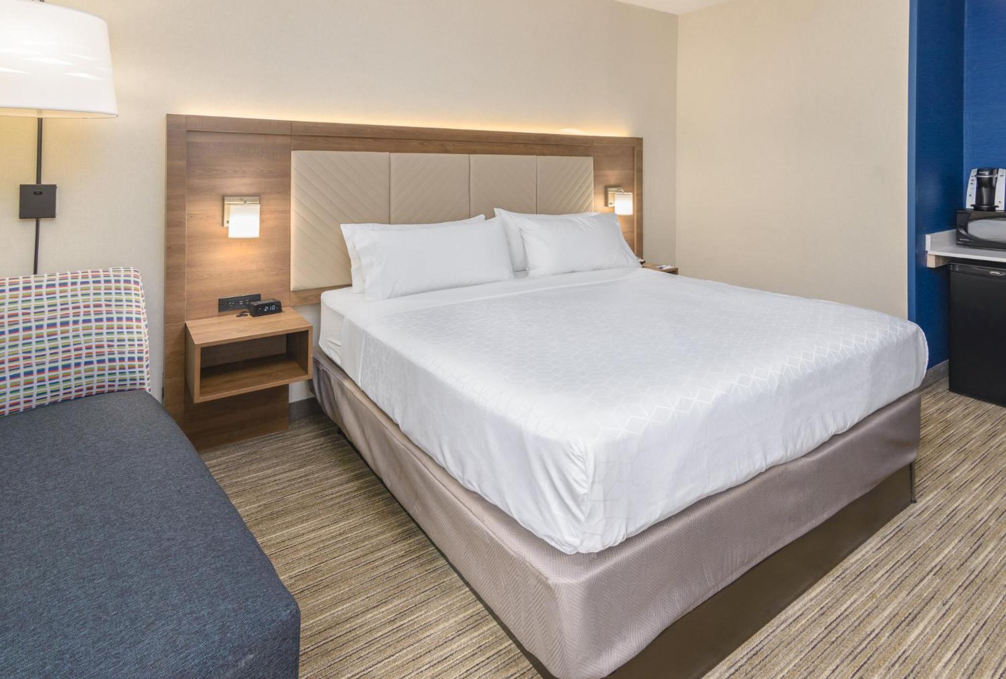 Standard King Room - Photo 6
