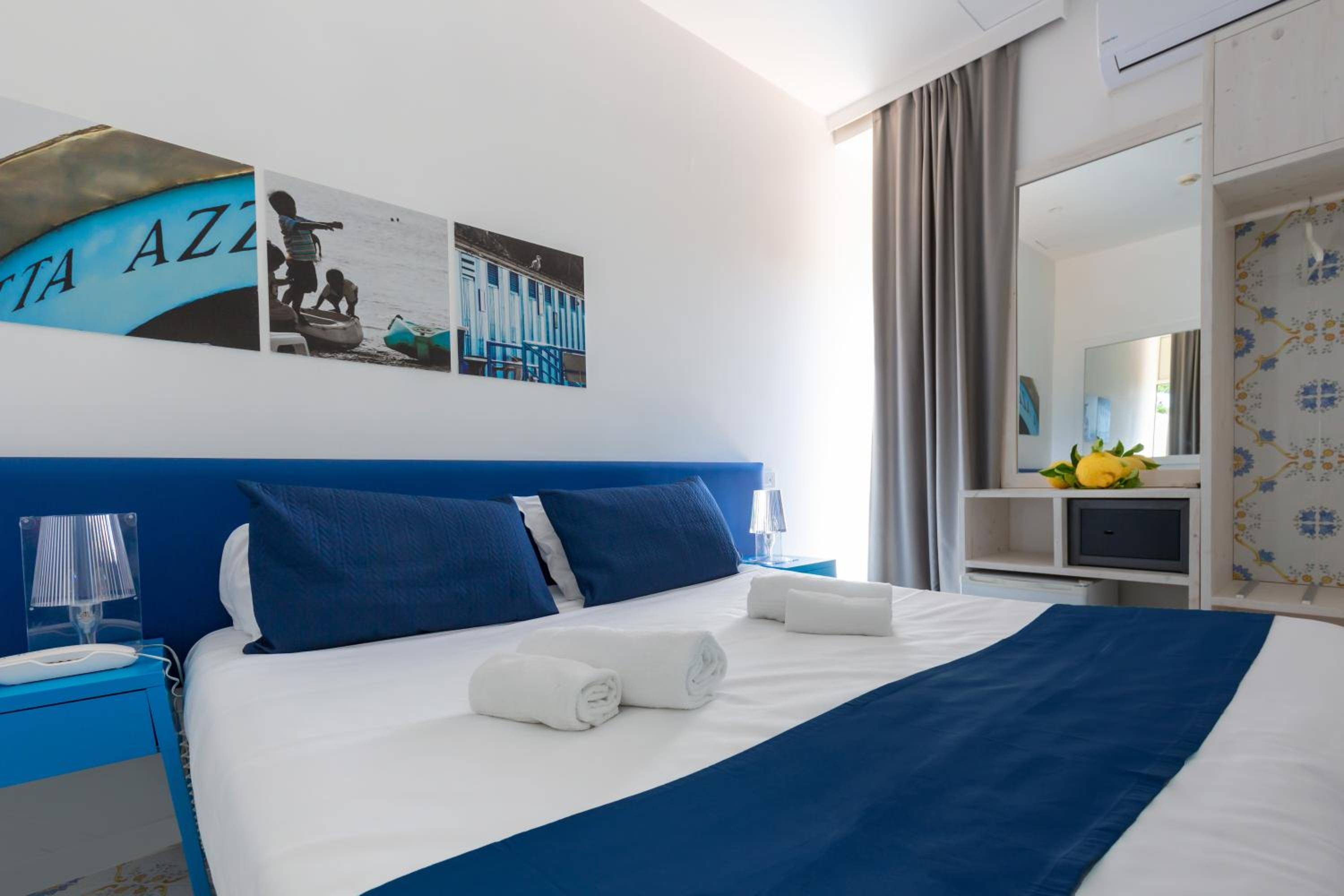 Double or Twin Room with Sea View - Photo 1