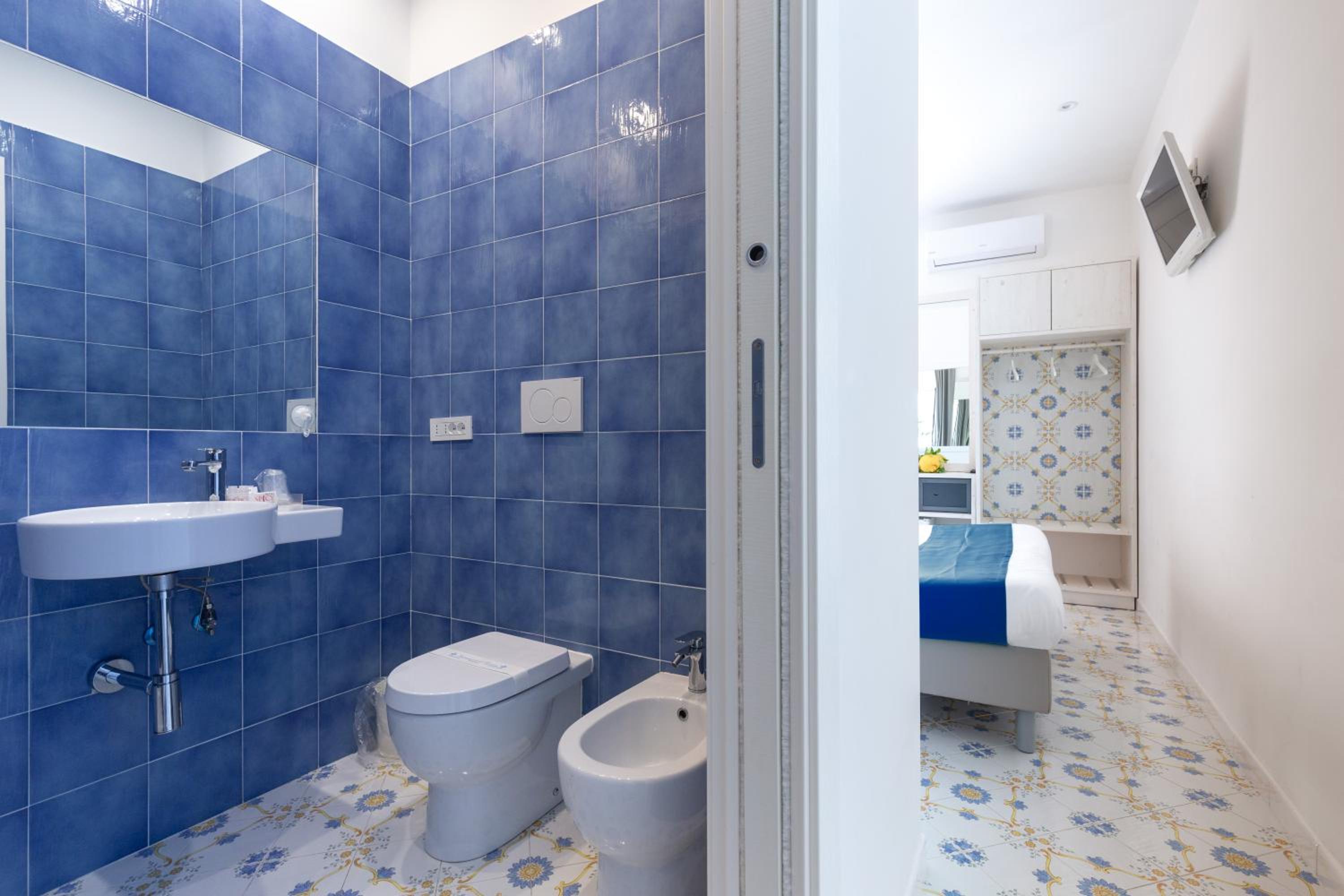 Double or Twin Room with Sea View - Photo 12