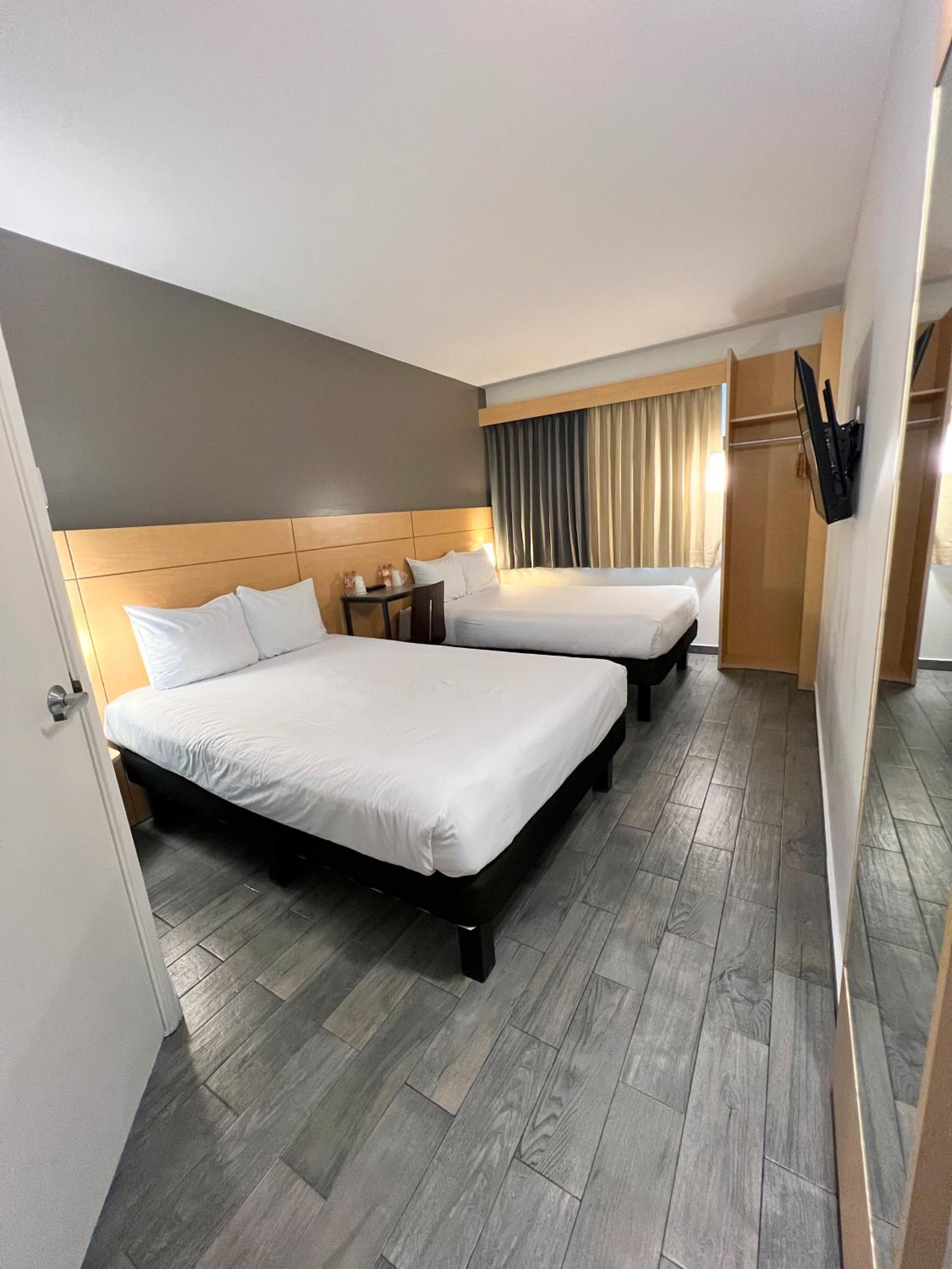 Double Room with Two Double Beds - Photo 2