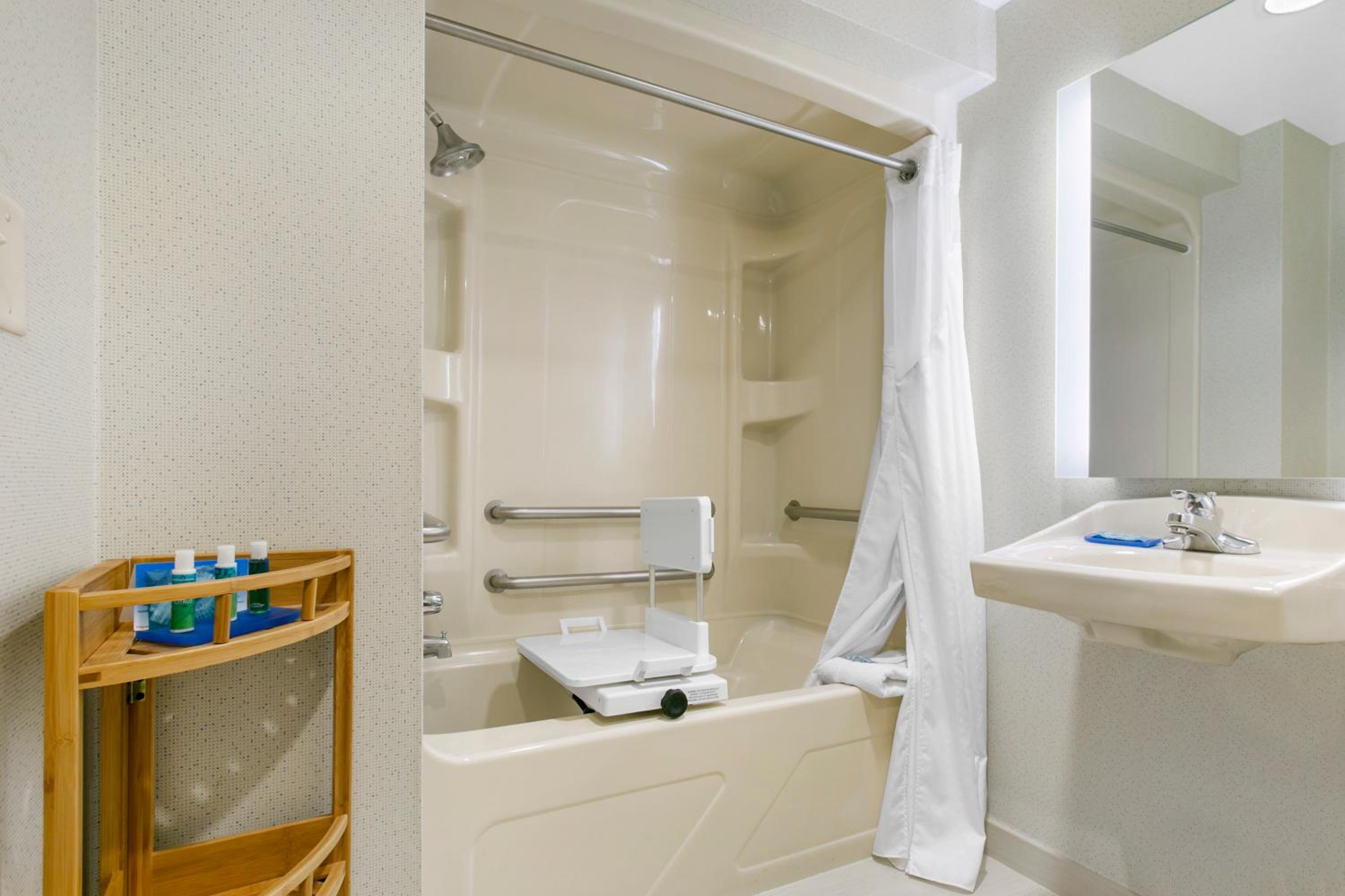 Queen Room - Disability Access - Photo 8